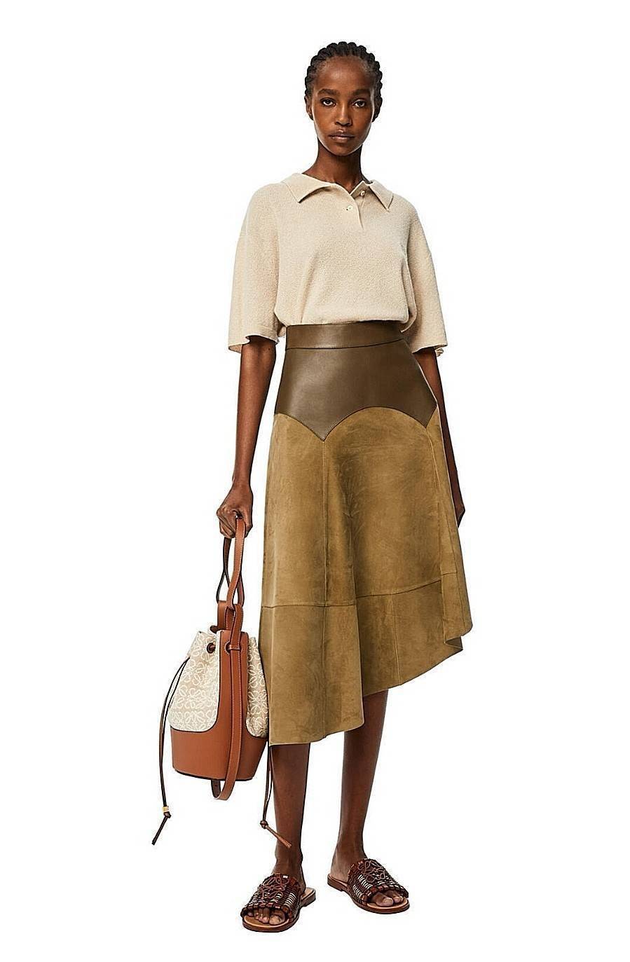 พรีเมี่ยมกิ๊ฟแท้ 100% 】LOEWE CROSSBODY ANAGRAM BUCKET BAG GIFT WITH PURCHASE (GWP) กระเป๋าถือหรือสะพายพรีเมี่ยมกิ๊ฟ Limited จาก LOEWE PERFUME DUTYFREE COUNTER รุ่นใหม่ล่าสุด Rare items หายากสุดเลอค่าวัสดุ Anagram Canvas ตัดหนังแท้ Calfskin สุดคลาสสิค