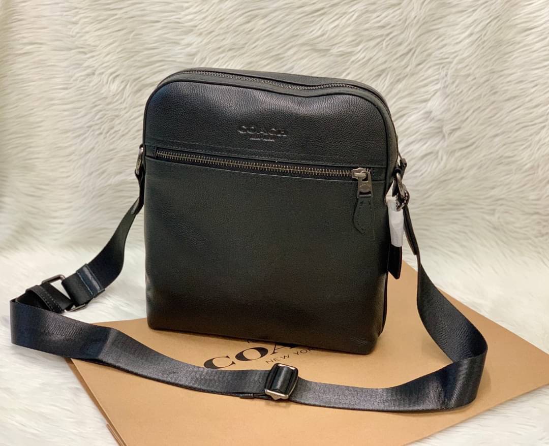 COACH HOUSTON FLIGHT BAG Calf Leather Black Smooth calf leather พร้อมส่งอีกครั้ง! กระเป๋าสะพายแบบครอสบอดี้ร์ของคุณผู้ชาย หนังแท้ ลายหนังสวย ด้านหน้ามีช่องซิปให้หนึ่งช่อง ช่องหลักกว้างใส่สัมภาระได้จุค่ะ พร้อมช่องเล็กใส่ของจุกจิกอีก3ช่องค่ะ สายสะพาย