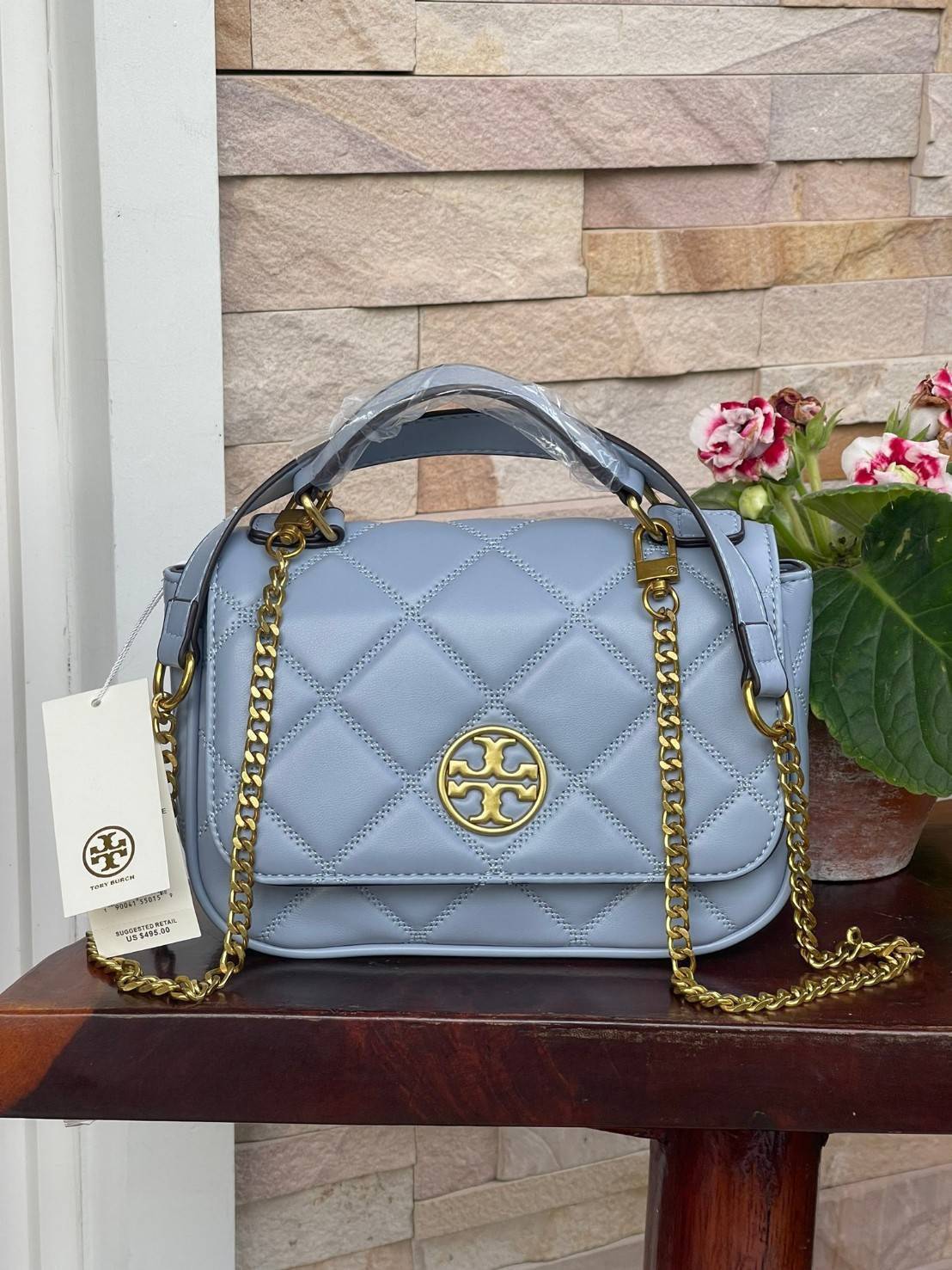 Tory burch crossbody and mini top handle Bag กระเป๋าถือที่มีดีไซน์แสนจะธรรมดาแต่ให้ลุดสุดชิด โดยลวดลายการเดินด้ายกระเป๋าที่มีรสนิยมดูแล้วคลาสสิค ตัวกระดุมของกระเป๋าเปิด-ปิดได้ง่าย หนังมีความนิ่ม จะถือก็ให้ความเก๋ได้อีกแบบ เหมาะกับการไปเที่ยวทั้งในวันสบาย