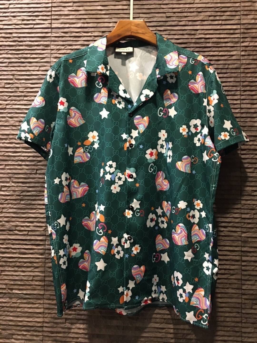 Gucci Retro flower and heart print cotton bowling shirt / Gucci Men's Shirts / Gucci Shirts งานเกรดออริจินอล พิมพ์ลายคมชัด มีป้ายแท็กที่คอเสื้อทุกตัว พร้อมส่งที่ไทย ภาพสินค้าถ่ายจากงานขายจริง ใช้งานต่างประเทศได้