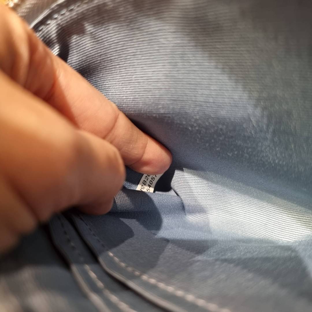 COACH F54057 DOUBLE ZIP WALLET IN SIGNATURE กระเป๋าคล้องมือ size L ใบนี้ใส่มือถือได้ทุกรุ่น ขนาดกำลังดี พกพาสะดวกมากๆ วัสดุหนังสังเคราะห์ ภายในเป็นผ้าสีสวยคม ใส่ธนบัตร ใส่บัตรได้เยอะ ใส่มือถือได้สบายๆทุกรุ่น ตอบโจทย์สาวๆที่ไม่ชอบพกเยอะวุ่นวายจ้า ใบนี้เอาอ