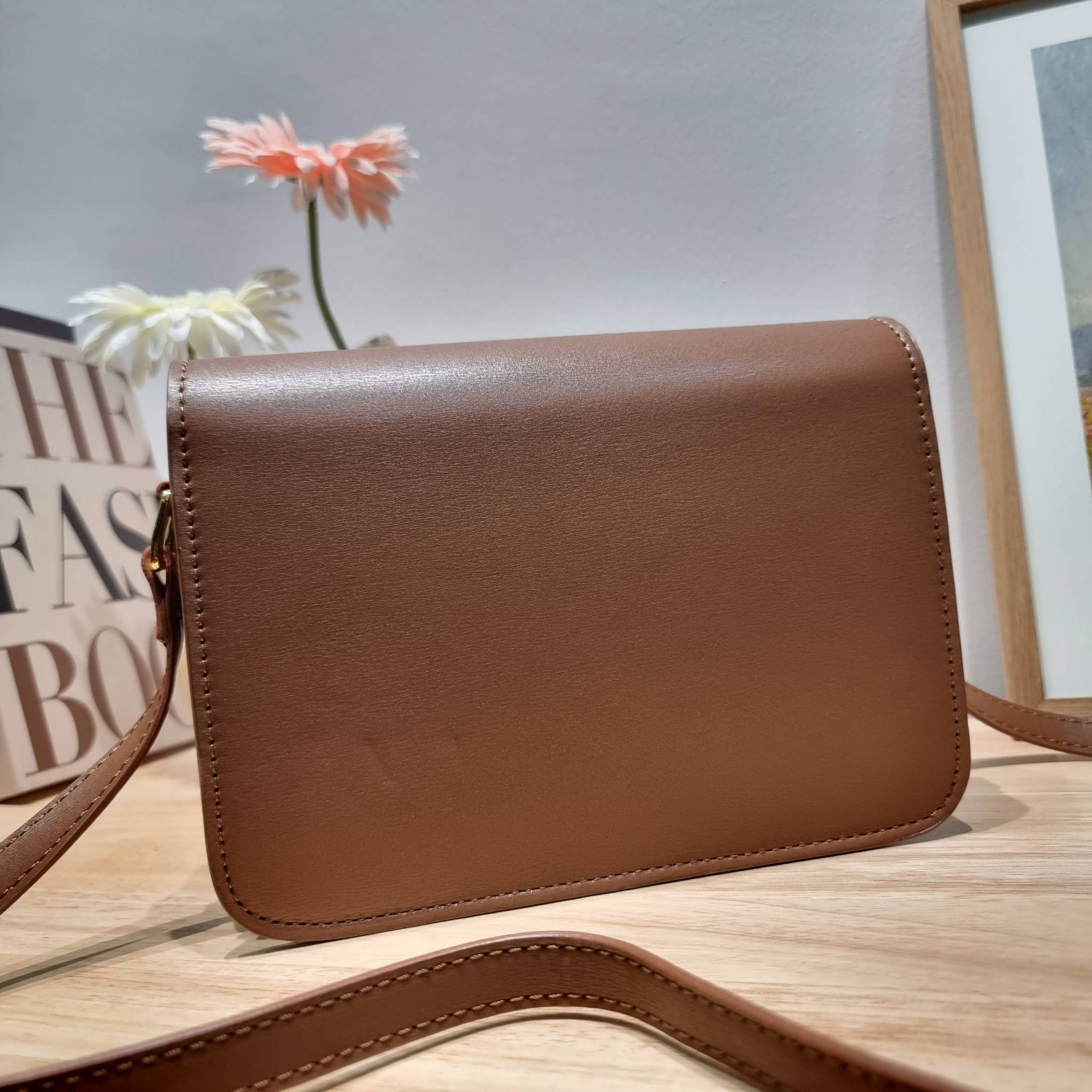 CELINE CLASSIQUE TRIOMPHE BAG IN SHINY CALFSKIN ไอเท็มสุดคลาสสิค ที่ขาดไม่ได้ กระเป๋าสะพายทรงสวยคลาสสิค แฝงความผู้ดี ที่ใช้ได้ทั้งชายหญิง