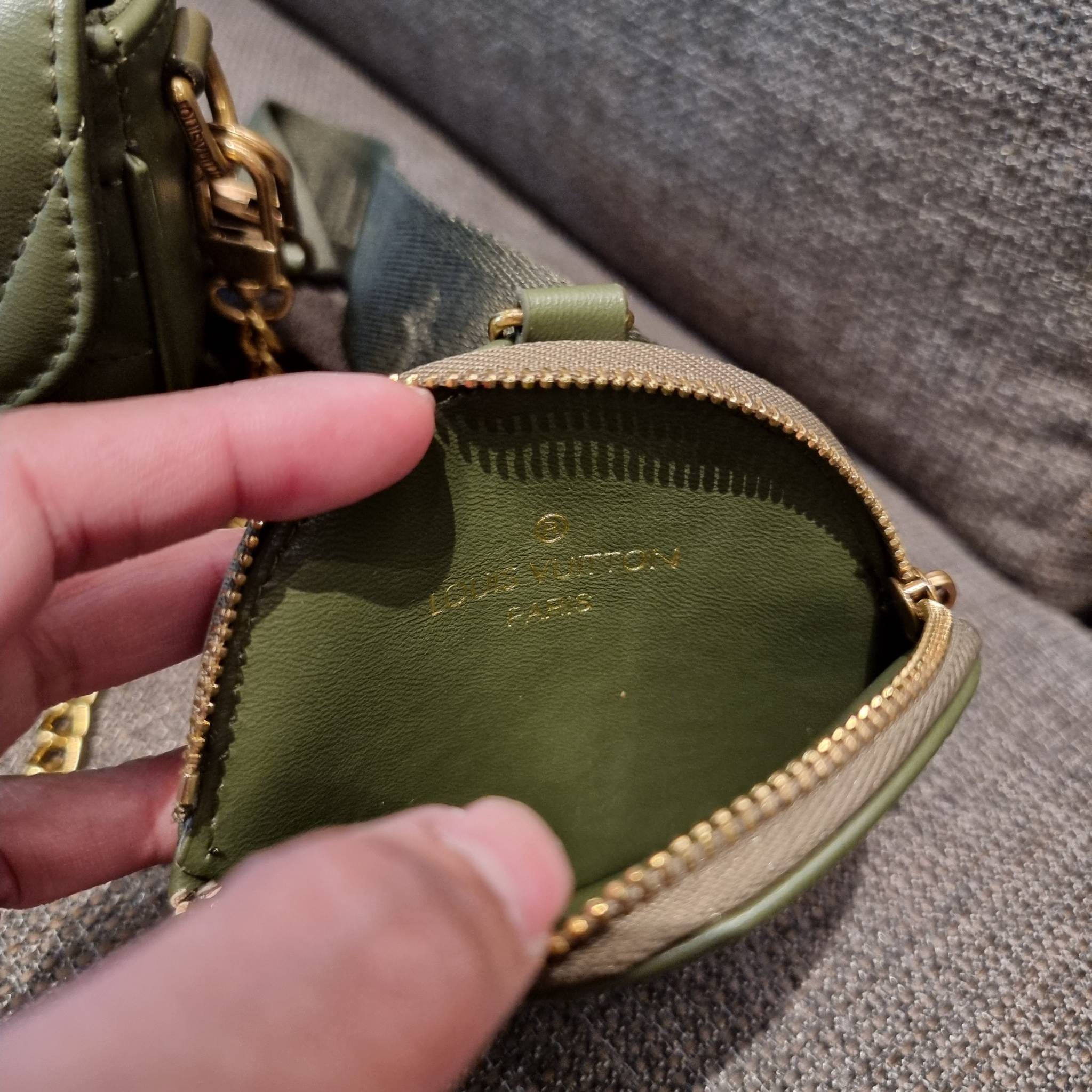 LV new wave pochette multi bag กระเป๋าสะพายมัลติฟังก์ชั่น สุดหรู มาพร้อม box set รับรองว่าดีงาม ลูกเล่นคลาสสิคผสานความวินเทจ มีสายสะพายให้ 2 เส้น และกระเป๋าใบลูก เล็กน่ารัก วัสดุหนังแท้ ภายในเป็นช่องโล่ง แบ่งสัดส่วนมีช่องย่อย ใบนี้ปรับใช้ได้หลายสไตล์ ลุคไ