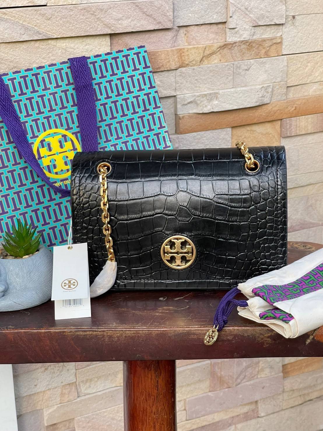 Tory Burch Black Carson Croc Embossed / TORY BURCH Carson Convertible Croc Leather รุ่นท็อปที่สาว ๆ หลายคนถูกใจ ด้วยทรงกระเป๋าคลาสสิกสุดเก๋ ใช้งานแบบไหนก็ดูดี ในลุคช์สาวหวานแบบสะพายสายคู่ หรือ ต้องการความคล่องตัวด้วยการสะพายแบบครอสบอดี้ มีดีไซน์ที่ Practi