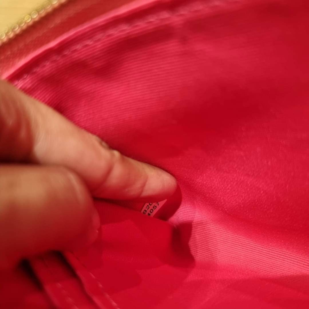 COACH F54057 DOUBLE ZIP WALLET IN SIGNATURE กระเป๋าคล้องมือ size L ใบนี้ใส่มือถือได้ทุกรุ่น ขนาดกำลังดี พกพาสะดวกมากๆ วัสดุหนังสังเคราะห์ ภายในเป็นผ้าสีสวยคม ใส่ธนบัตร ใส่บัตรได้เยอะ ใส่มือถือได้สบายๆทุกรุ่น ตอบโจทย์สาวๆที่ไม่ชอบพกเยอะวุ่นวายจ้า ใบนี้เอาอ