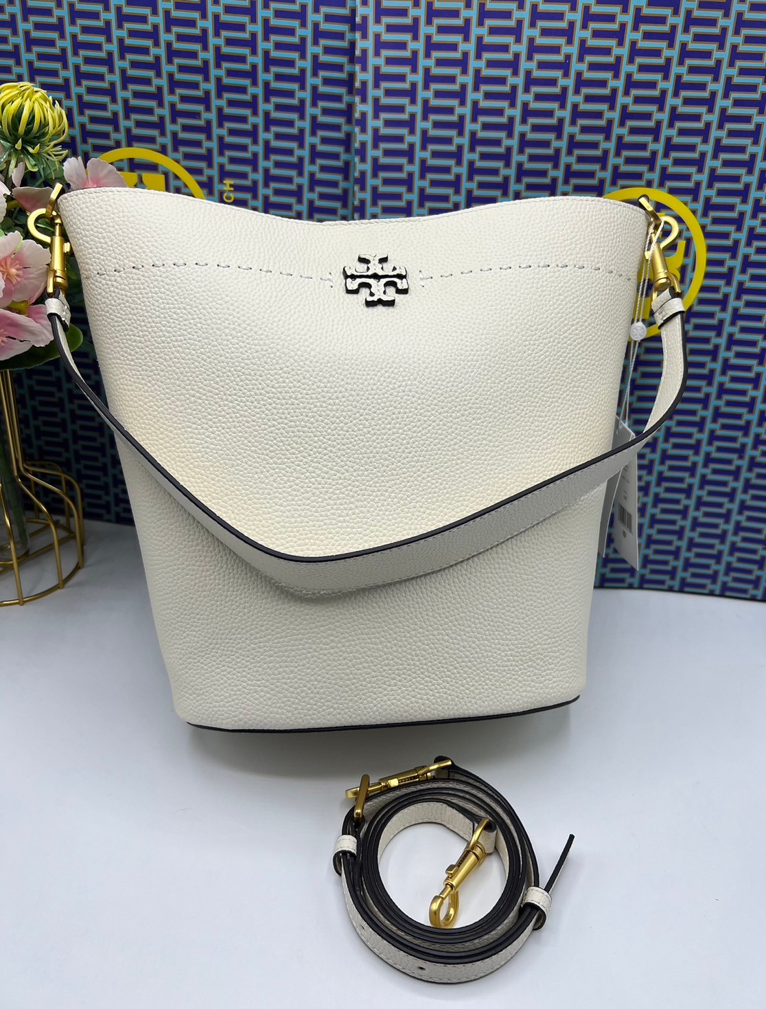 Tory Burch McGraw Bucket bag / Tory Burch Mcgraw Double T Logo Plaque Bucket Bag พร้อมส่ง 4 สี กระเป๋าสะพายหรือถือคล้องแขนทรงถัง จุของได้เยอะใบนี้ตอบโจทย์ได้ดีมาก โทนสีเรียบง่าย แฝงไปด้วยความดูดี สุขุมและเป็นผู้ใหญ่