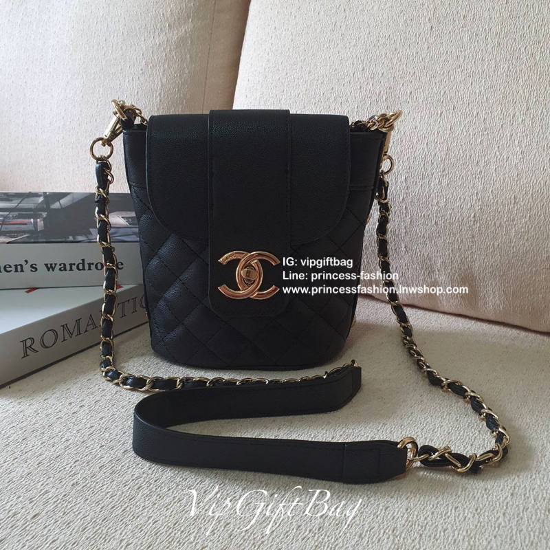 รุ่นใหม่ล่าสุด ตามคำเรียกร้อง!! **สวยหรูคลาสสิค CHANEL VIP GIFT CROSSBODY BAG งาน CHANEL VIP GIFT ของแท้ 100% จากเคาเตอร์แบรนด์ CHANEL ทรงสวย ขนาดกำลังดี วัสดุหนัง CAVIER เปิดปิดด้วยกระดุมหน้าแบบบิดปลอดภัยหายห่วง ด้านในมีซิปอีกชั้น อะไหล่ทอง หัวซิปปั้มแบร