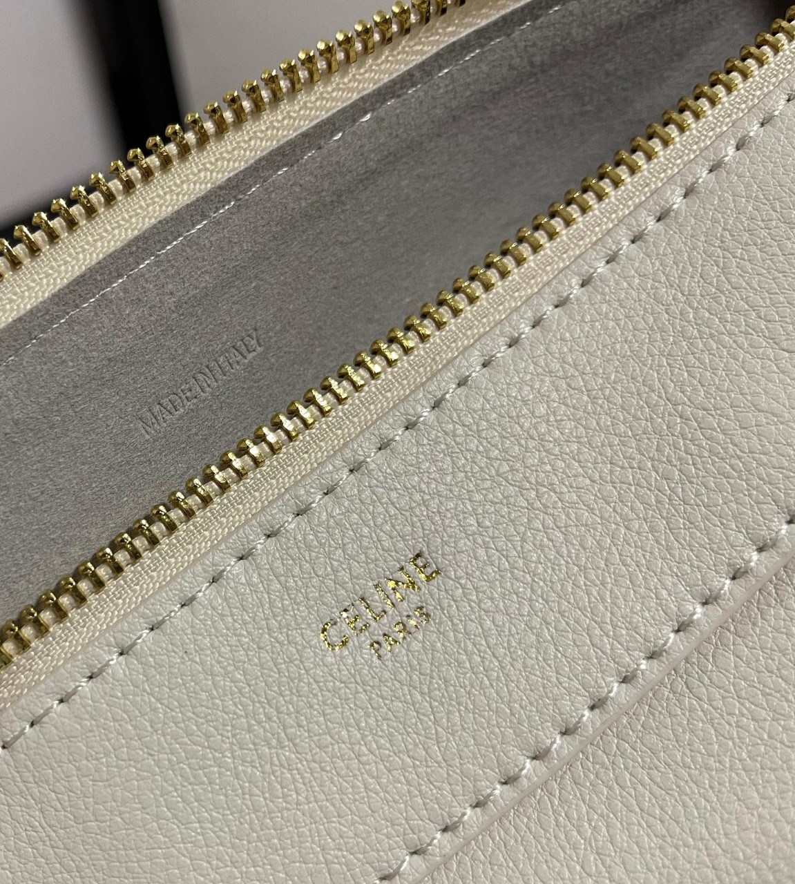 ทรงยอดฮิตที่สุด **หนังนิ่มมือมาก กับ CELINE ROMY VIP GIFT WITH PURCHASE (GWP) กระเป๋าสะพายไหล่ทรงเป็กเอกลักษณ์ เปิดปิดด้วยซิป จุของได้เยอะคะ Ipad mini เครื่องสำอางค์ เหมาะสำหรับสาวๆ มากคะด้วยน้ำหนักที่เบาและใช้ได้หลายลุค มาพร้อมสายสะพาย2แบบ(ถอดเปลี่ยนได้)