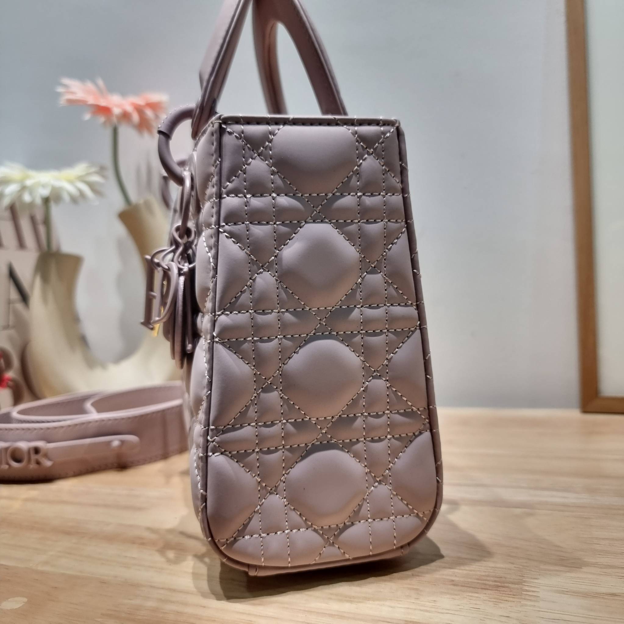 SMALL LADY DIOR MY ABCDIOR BAG Ultramatte Cannage Calfskin / CD LADY ULTRAMATTE BAG พร้อมส่ง กระเป๋าสะพายข้าง ดีไซน์เรียบง่าย แต่แฝงไปด้วยความหรูหรา ทรงกล่องคลาสสิค โดดเด่นด้วยพวงกุญแจอะไหล่สีเดียวกับตัวกระเป๋า ผิวแมทท์ ลายเส้นซ้อนทับสวยงาม