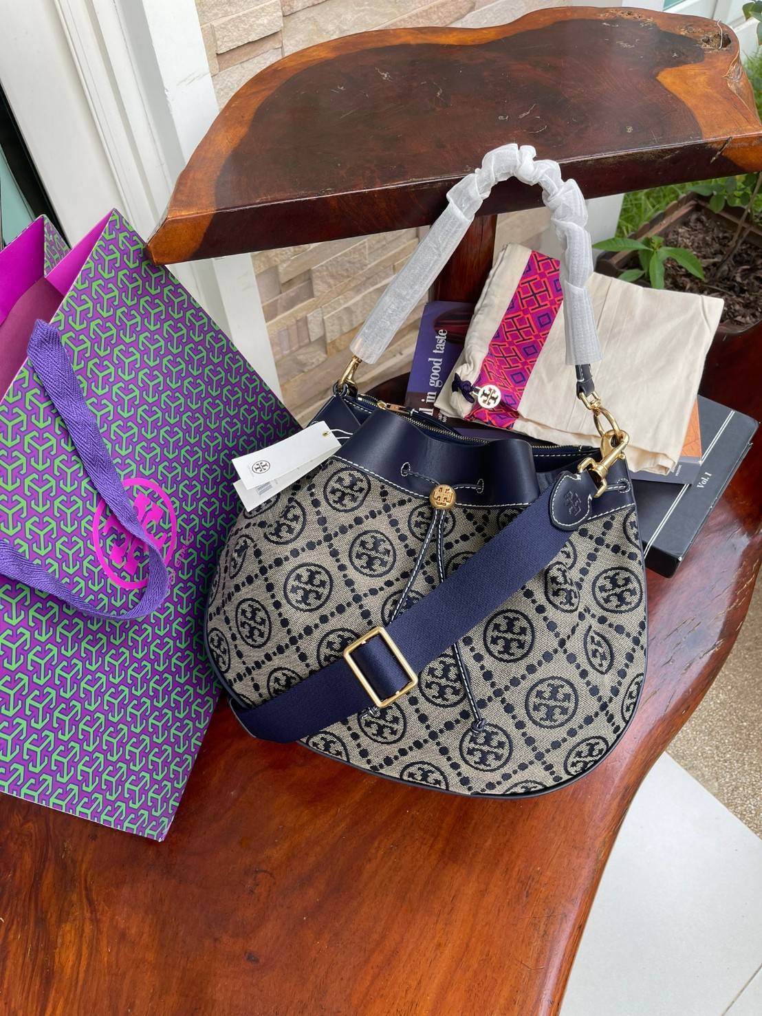 Tory burch t monogram jacquard drawstring hobo อีกหนึ่งคอลเลคชั่นจาก T monogrameที่ออกแบบมาในรูปทรงกระเป๋า hobo เป็นกระเป๋าที่มีพื้นที่เยอะในการจัดเก็บสิ่งของได้อย่างดีเยี่ยม ลวดลายสีสันของกระเป๋าทอลายแบบแจ๊คการ์ดอย่างประณีต สะท้อนให้เห็นถึงกลิ่นอายงานฝีม