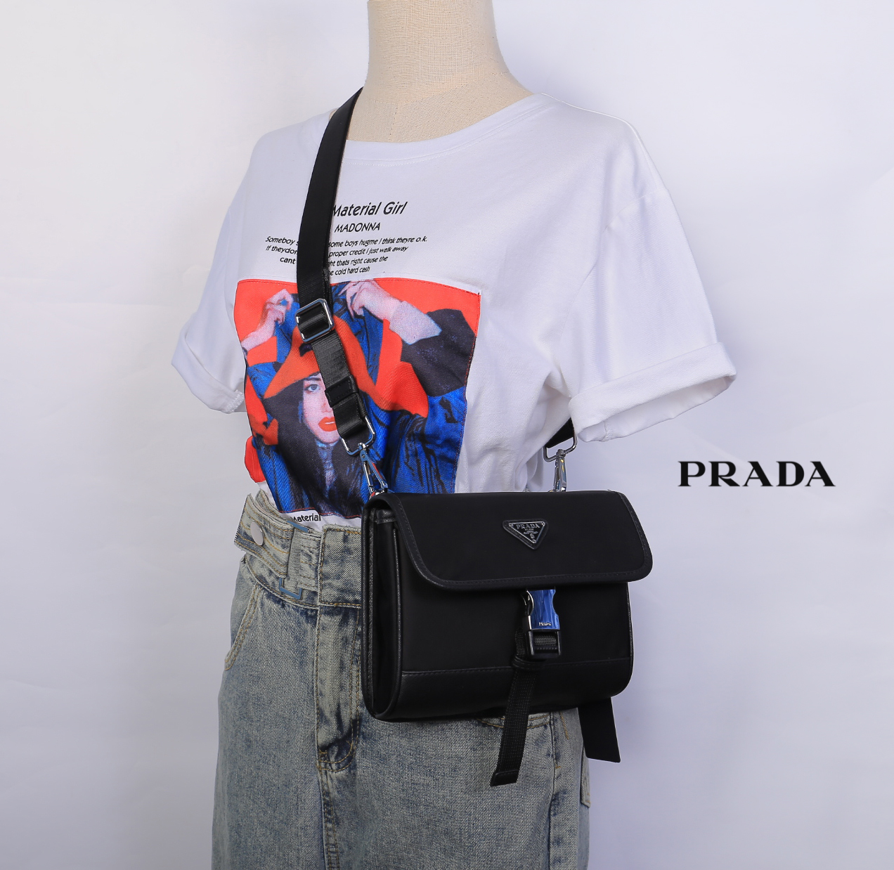 Prada NYLON & Saffiano crossbody bag กระเป๋าสะพายขนาดกำลังน่ารัก วัสดุ NYLON ผสม หนังลาย Saffiano ขนาดกำลังพอดี อยู่ทรง