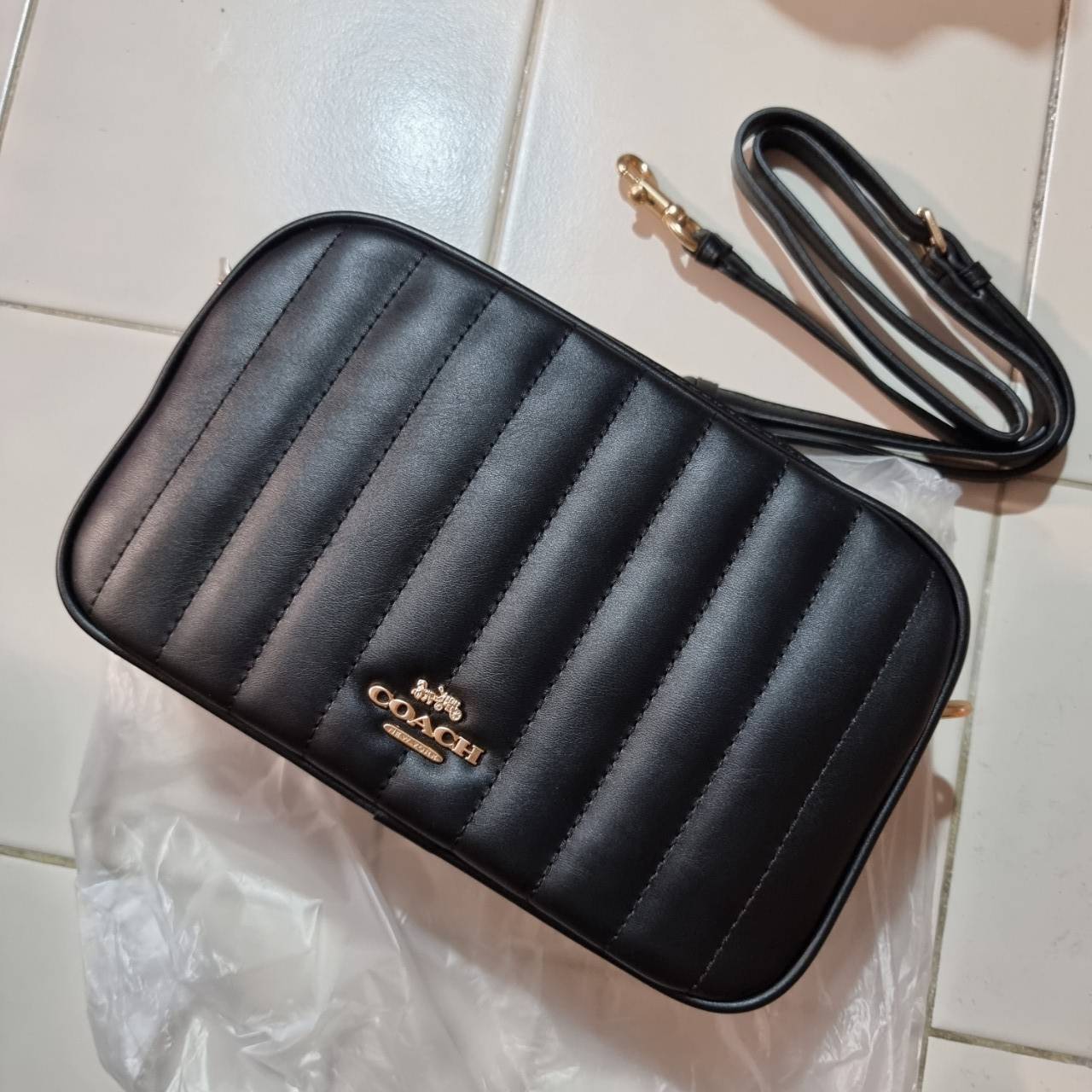 COACH C1569 JES CROSSBODY WITH LINEAR QUILTING ใหม่ล่าสุด!! กระเป๋าสะพายข้าง รุ่น 2 ซิป ใบใหญ่จุใจ ดีไซน์ใหม่ เพิ่มลูกเล่นให้ดูหรูหรายิ่งขึ้น วัสดุหนังสังเคราะห์บุเป็นลายเส้นสวยงาม เปิด-ปิดด้วยซิป 2 ช่องหลัก ใช้งานง่าย ทรงสวยมากๆรุ่นนี้ มาพร้อมสายสะพาย cr