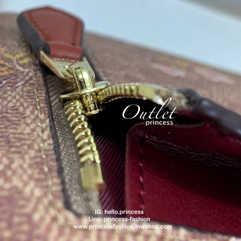 COACH SHOT WALLET BAG กระเป๋าสตางค์ใบสั้น วัสดุหนังแกะสวย ลายน่ารัก ขนาดกำลังดี เปิดปิดกระเป๋าแบบกระดุม ข้างในมีช่องใส่ธนบัตรตามยาวได้ ช่องใส่บัตรต่างๆได้ถึง 9 ใบ พร้อมช่องซิปด้านหลังใส่เหรียญหนึ่งช่องค่ะ เป็นอีกรุ่นที่น่าใช้