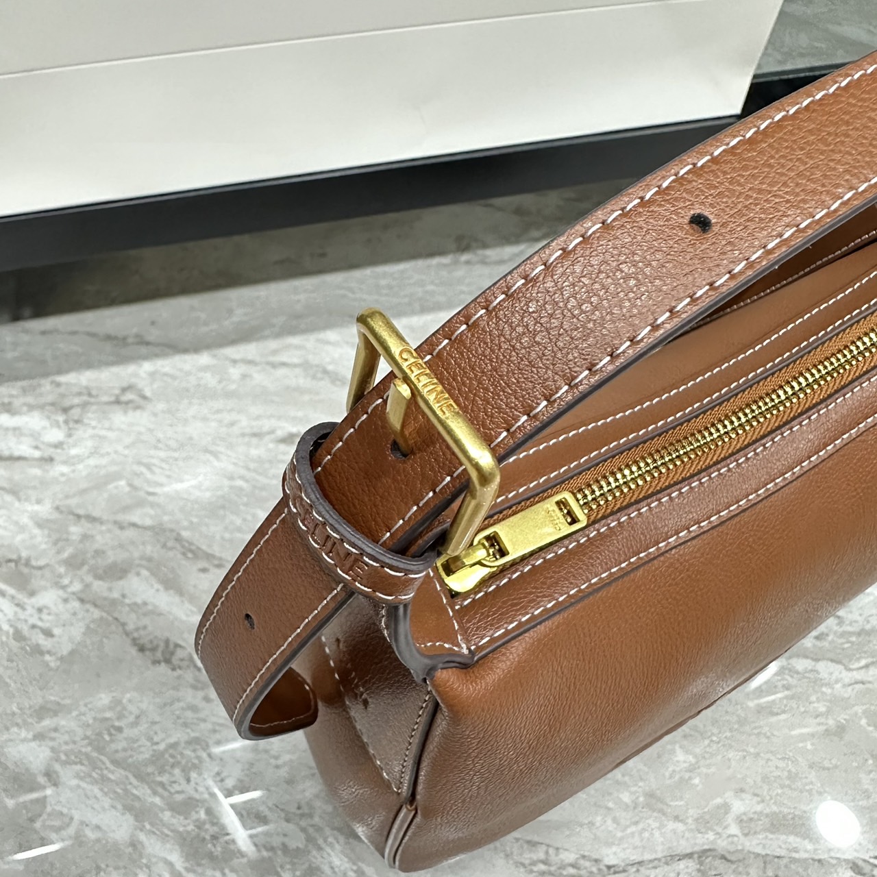 CELINE MEDIUM HELOÏSE BAG CUIR TRIOMPHE in supple / Celine Hobo Bag กระเป๋าสะพายทรงโฮโบ รุ่นฮอตตลอดไม่มีเอ้าท์ ใบใหญ่จะสัมภาระได้เยอะ สวยคลาสสิค เกรดออริ 1:1