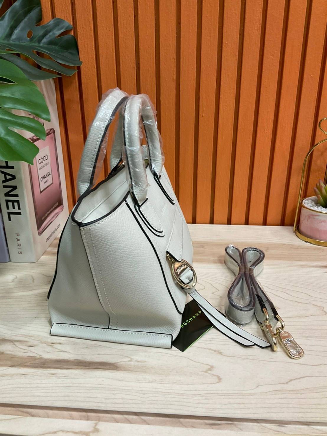 ของแท้ 💯% LONGCHAMP MINI MAILBOX TOP HANDLE BAG กระเป๋าถือ/Crossbody รุ่นหายาก!! รุ่นใหม่ล่าสุด ดีไซน์ด้วยเส้นด้ายที่ดูโฉบเฉี่ยว และ รูปทรงสี่เหลี่ยมคางหมู ทรงสวยโดดเด่น เป็นเอกลักษณ์ของผู้หญิง Longchamp วัสดุ Polyamide & Leather หนังแท้