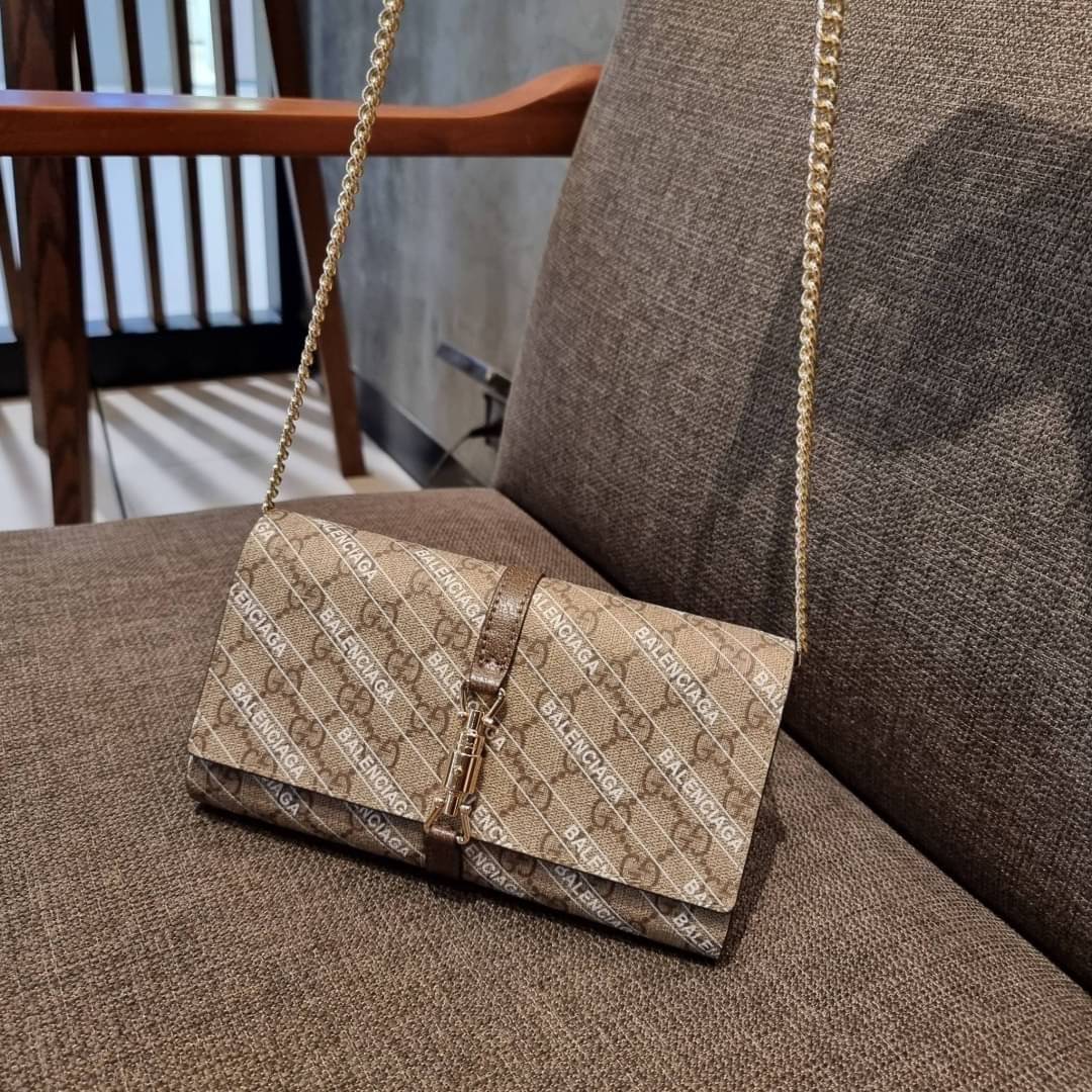 คลัชท์สุดหรูขึ้นแท่นต้องใบนี้เลย GG×Balenciaga woc bag กระเป๋าสะพาย crossbody เป็นคลัชท์ได้ในตัว ดีไซน์คลาสสิควินเทจ ดึงดูดและสะกดสายตาด้วยอะไหล่ดีเทลหรูของอะไหล่สีทอง วัสดุหนังแคนวาส ทนทาน ดูแลรักษาง่าย เปิด-ปิดด้วยอะไหล่เสียบล็อค ภายในแบ่งสัดส่วนลงตัวมา