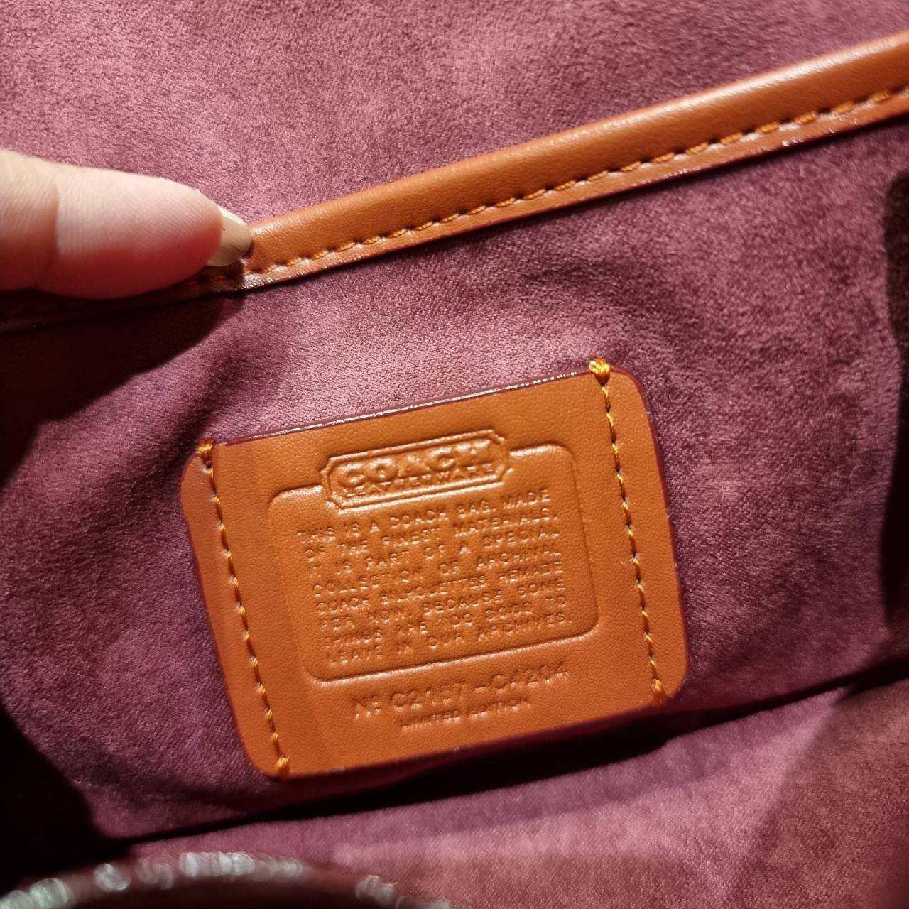 COACH C4204 KIP TURNLOCK CROSSBODY IN SIGNATURE CANVAS คอลเลคชั่นใหม่ สาวกงานดีไซน์สีสนิมต้องปลื้ม!! กับกระเป๋าสะพายข้าง ขนาดพกพาง่าย ใช้งานสะดวกมากๆ วัสดุหนังแคนวาสเคลือบลาย ตัดขอบด้วยหนังแท้ เปิด-ปิดด้วยตัวบิดล็อคแน่นหนา ภายในเป็นช่องโล่ง มีช่องใส่บัตร 