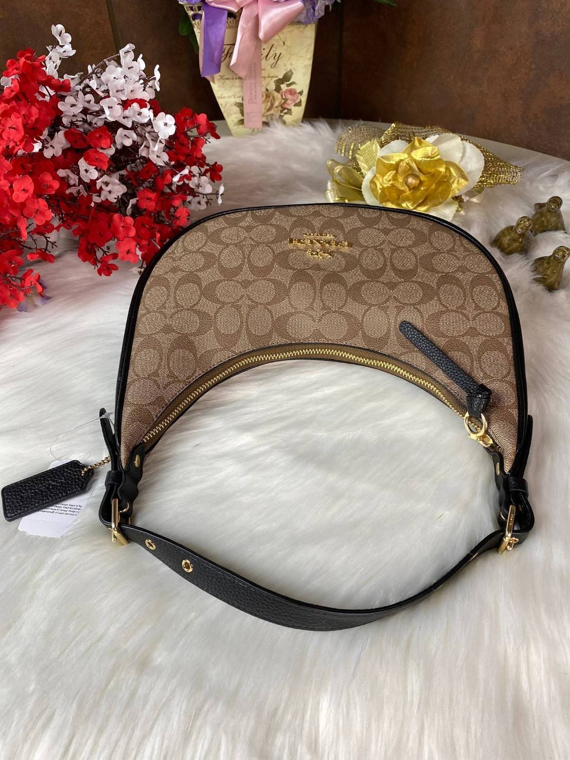 Coach Bailey Hobo With Whipstich Shoulder Bag (coachc1322) กระเป๋าcoach ทรงโค้งใช้แบบหิ้วหรือคล้องไหล่ก็ดูดี ใช้วัสดุหนังแท้ชั้นดี หนังสวยมากๆค่ะ ด้านหน้าใช้อะไหล่แบรนด์ตัวใหญ่ หรู ดูสะดุดตามีเดียว จุดเด่นตรงสายคือร้อยหนังเป็นสีเข้ากับตัวกระเป๋าได้สวยงาม 