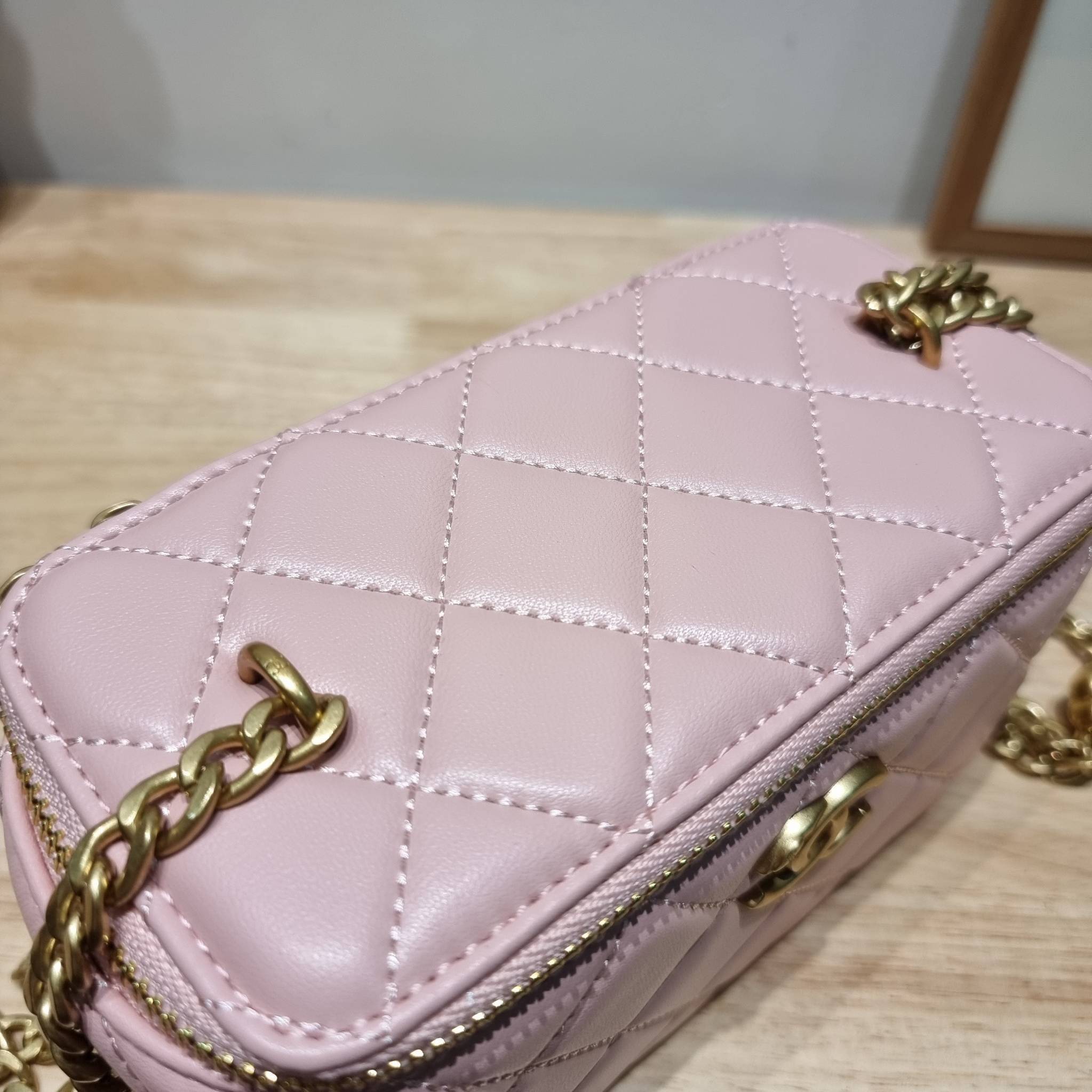 Chanel camellia vanity case bag พลาดไม่ได้เลยกับคอลสุดแซ่บ ดีไซน์ใหม่ 2023 นอกจากความคลาสสิคของรูปทรง ตัวอะไหล่ก็ยังปรับเพิ่มดีเทลความหรู ด้วยการใช้รูปดอกคามิเลียเอกลักษณ์มาเป็นตัวชูความแพง