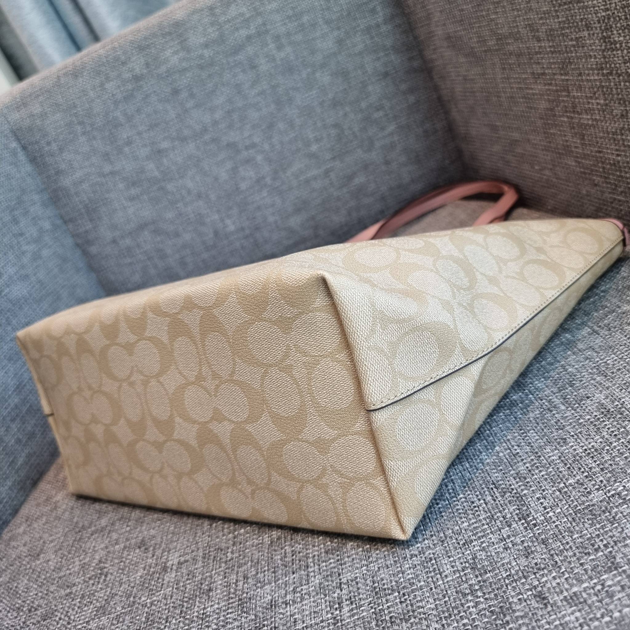 OUTLET 】COACH F58292 CITY ZIP TOTE IN SIGNATURE 16" รุ่นขายดี!! ไซส์ใหญ่ สีสวยมาให้แบบจัดเต็ม!! กระเป๋าถือทรงโท้ทใบใหญ่ สวยน่าใช้ทุกสี สะพายคล้องไหล่ได้เก๋ๆ จุของแน่นๆไปเลยจ้า!! วัสดุหนังแคนวาสคุณภาพ ปากกระเป๋าเปิด-ปิดด้วยซิป กันของหล่นได้ ถือไปไหนก็