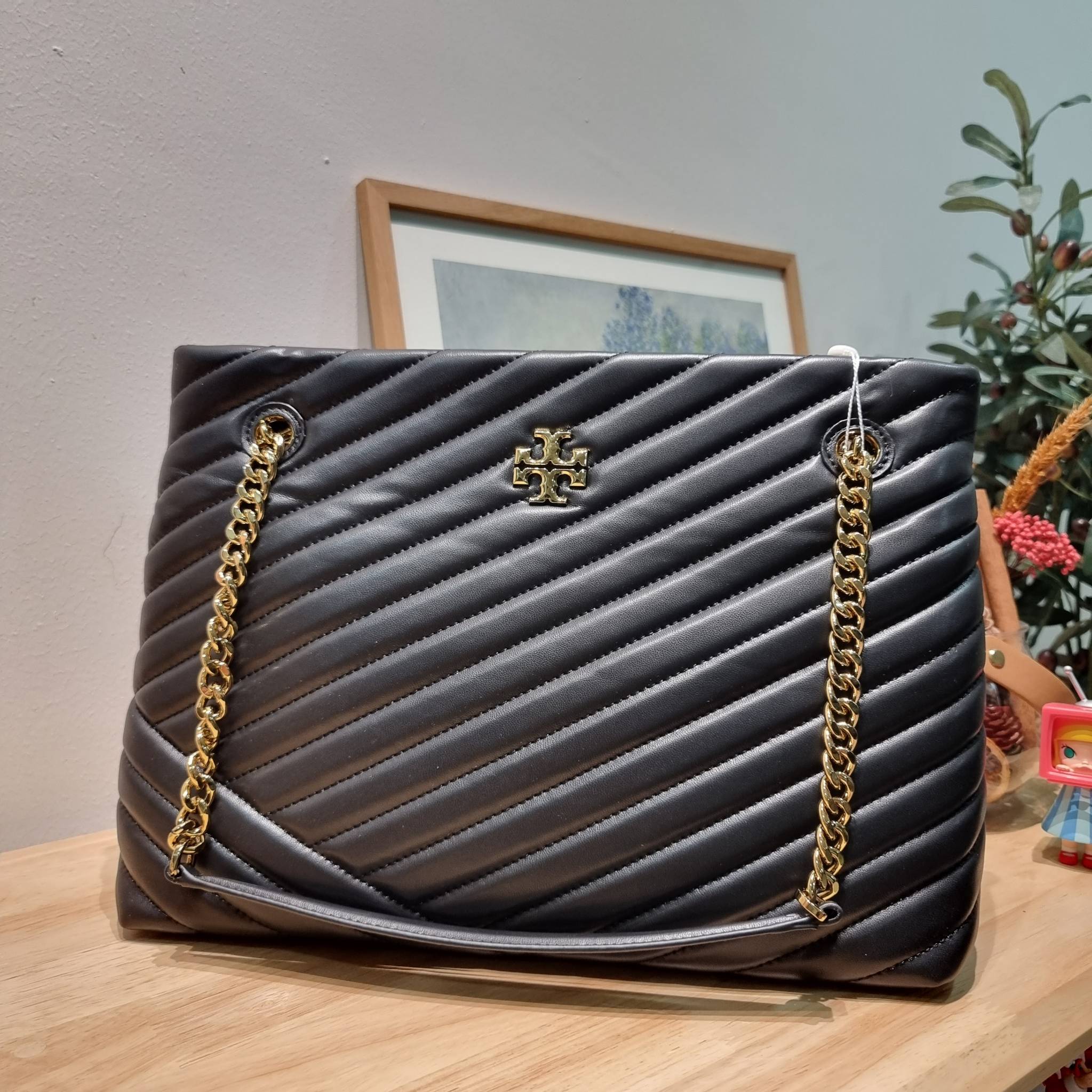 TORY BURCH KIRA CHEVRON TOTE กระเป๋าสะพายรุ่นที่ใครๆก็ต้องมี กับทรงโท้ทไซส์ใหญ่ ใช้ยังไงก็ดูหรู ดีไซน์เฉพาะตัว วัสดุหนังสัมผัสนิ่ม