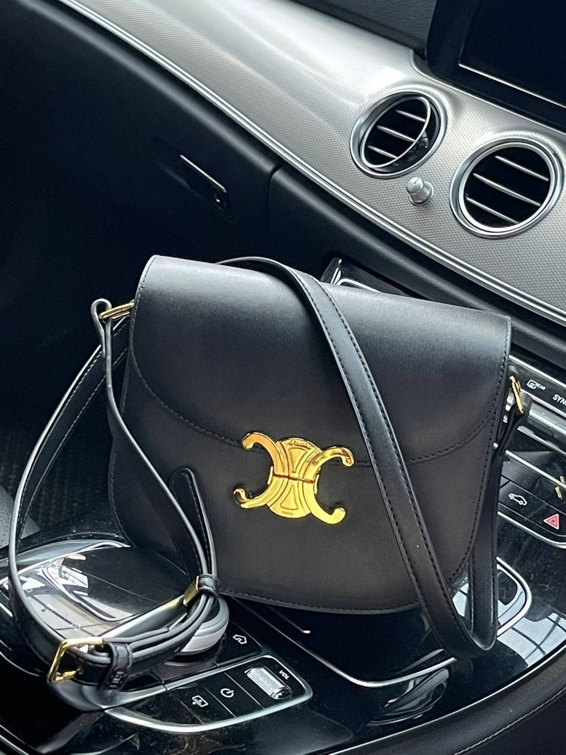 VIP 🥂 CELINE TEEN BESACE TRIOMPHE IN SHINY กระเป๋าสะพายคาดลำตัวรุ่นนี้นับว่าเป็นกระเป๋าอีกหนึ่งรุ่นในซีรีส์ Triomphe ที่ได้รับความนิยมอย่างมาก ด้วยรูปร่างทรงโค้งมนมีความคลาสสิกตามแบบฉบับของ Celine เพิ่มความหรูหราและโดดเด่นด้วยการตกแต่งด้วยโลโก้โลห