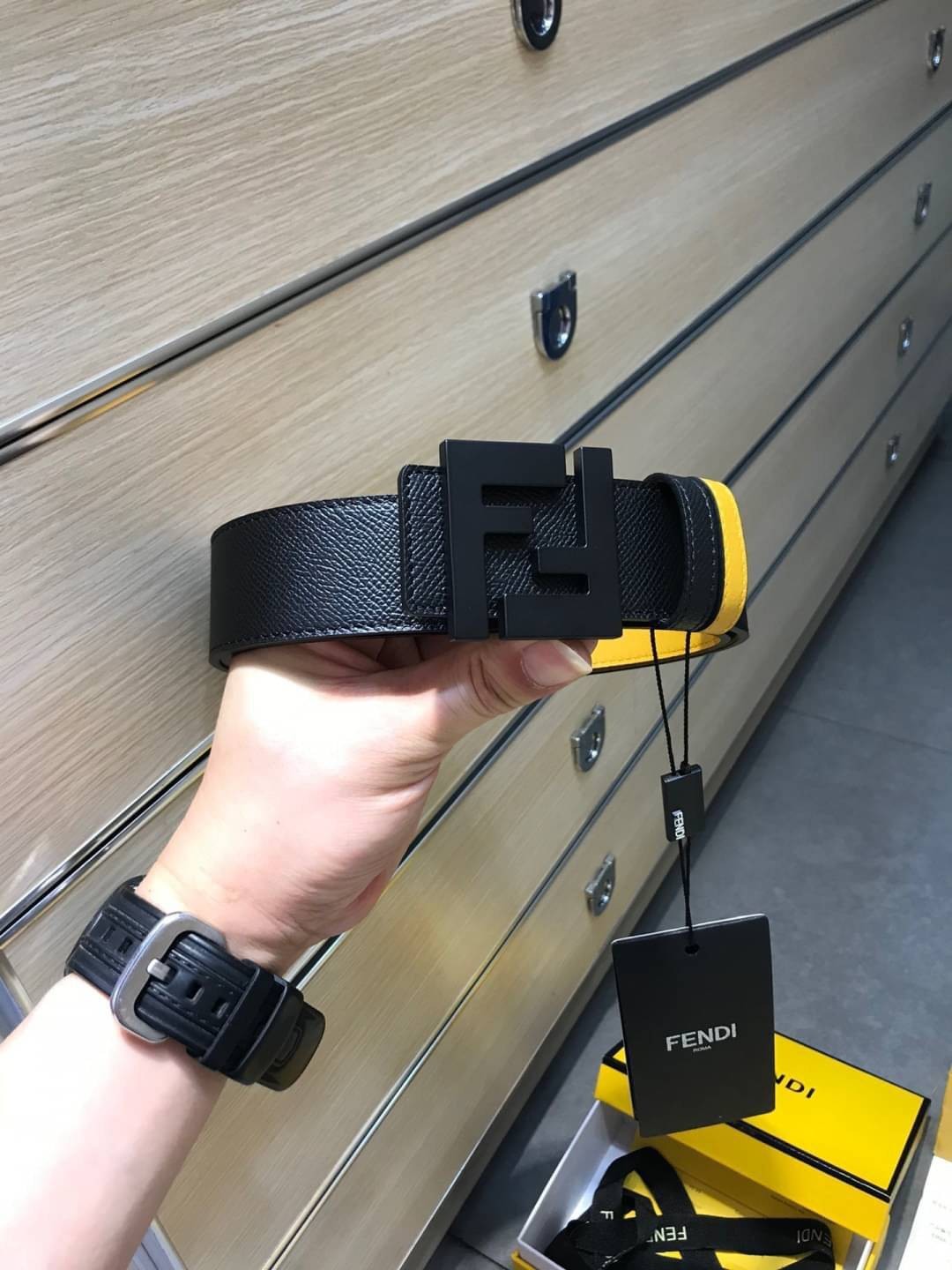 FENDI Belt Black leather belt เข็มขัดเฟนดิหนังแท้ เกรดออริจินอล ดีไซน์เรียบหรูเข้ากับทุกลุ๊ค ใช้ได้ทั้งชายหญิง มาพร้อมกล่อง ห้ามพลาดค่ะ! พร้อมส่งที่ไทย ภาพถ่ายจากงานขายจริง ใช้งานต่างประเทศได้