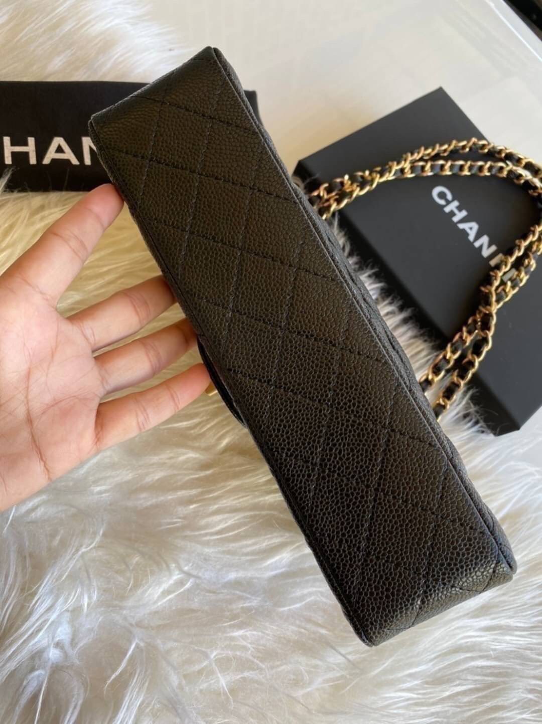 VIP GIFT 】หนังแท้ CHANEL Classic black caviar (อะไหล่เงิน/ทอง) กระเป๋าสะพาย LOOK Cool ใบนี้ ไม่มีถือว่า Out มากๆ ไม่ต้องพูดถึงความสวยเยอะ เพราะยอดขายถล่มทลาย ไม่มีไม่ได้แล้วค่าา