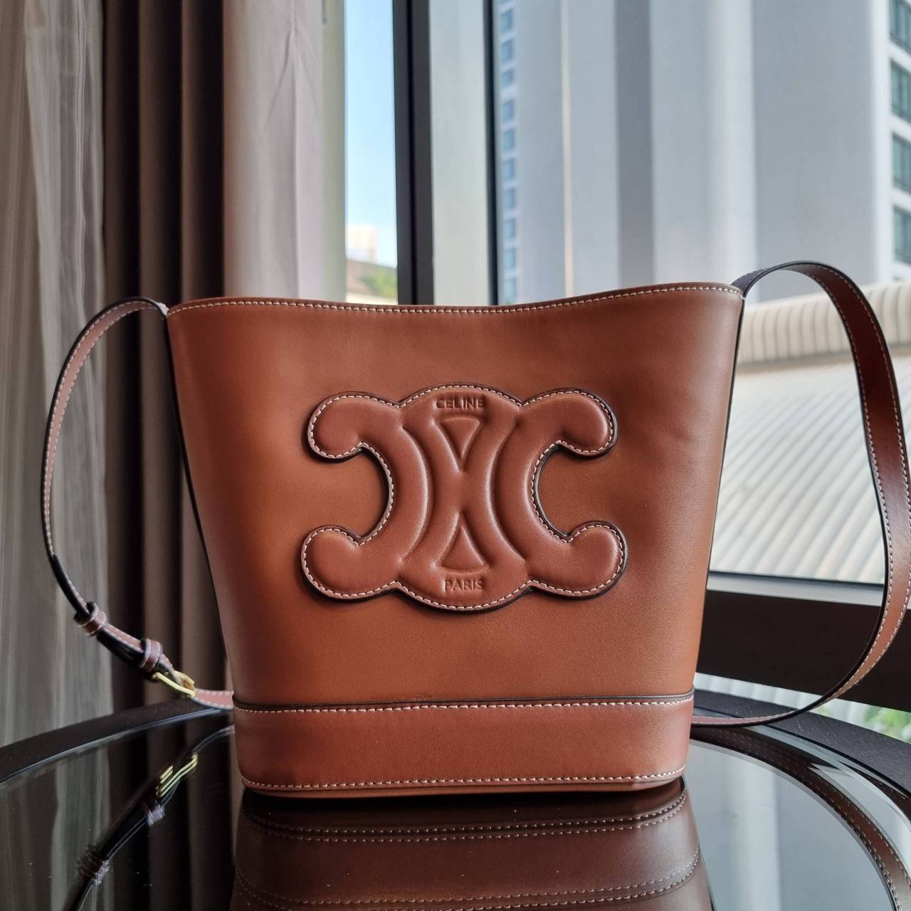 VIP 】CELINE BUCKET BAG CUIR TRIOMPHE คอลเลคชั่นใหม่ ฮิตข้ามปี กับกระเป๋าสะพายทรงถัง ใช้งานง่ายที่สุด สายสะพายในตัว ปรับใช้ได้เลย วัสดุหนังวัว เรียบหรู ผู้ดีไปอีก โดดเด่นด้วยโลโก้เอกลักษณ์ มีกระดุมปิดที่ปากกระเป๋า ภายในโล่งกว้าง ใส่ของแบบจุๆไปเลย เป็นรุ่นท