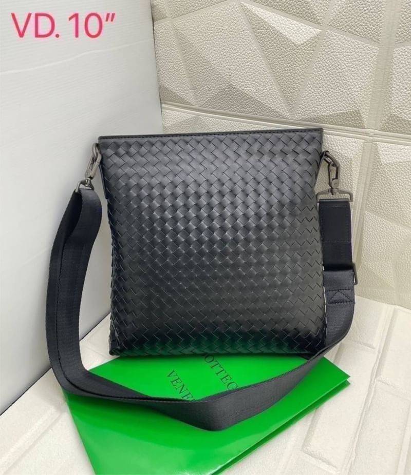 BOTTEGA VENETA Messenger Bag กระเป๋าสะพายทรงแมสเซนเจอร์ ดีไซส์สานเป็นเอกลักษณ์ของแบรนด์ รุ่นตามหาที่หนุ่มๆ ควรมี ดีไซส์เรียบหรู คลาสสิก ใช้งานง่าย everyday look จะซื้อใช้เองหรือเป็นของฝากก็เหมาะมากๆ ค่ะ