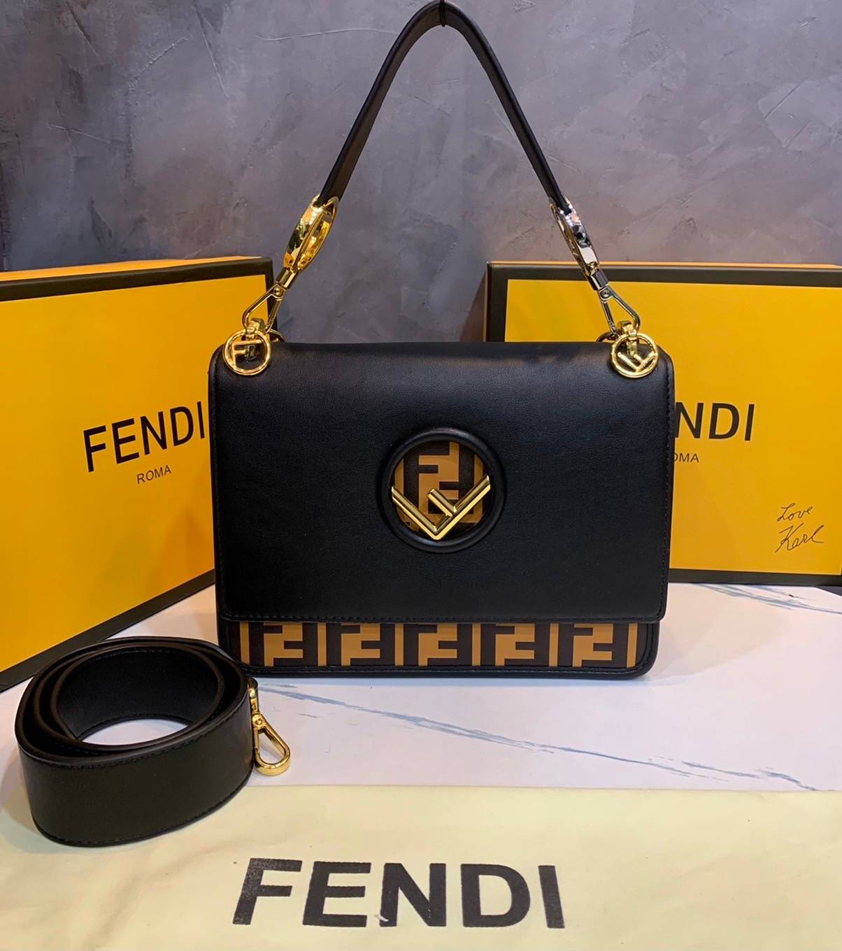 FENDI KAN leather bag เกรดออริจินอล ด้วยสีและลวดลายคลาสสิกตามแบบแบรนด์ เข้าได้กับสาวๆ ทุกสไตล์ บ่งบอกความเป็น FF ได้อย่างสมบูรณ์แบบ โทนสีแมตช์กับเสื้อผ้าได้ง่าย เสริมลุคสาวมั่นก็ลงตัว หรือเปลี่ยนมาติดสายสะพายยาวเพื่อสะพายคาดลำตัวก็ได้ความชิลและคล่องตัวไปอ