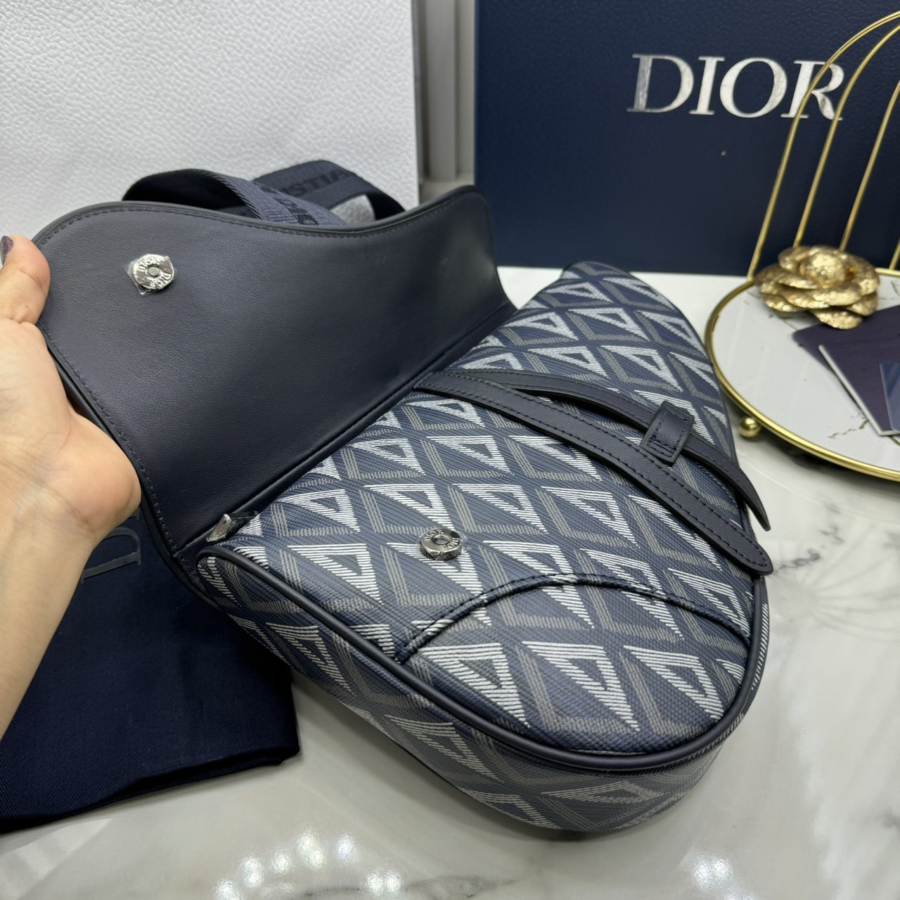 DIOR Saddle Bag CD Diamond canvas and smooth leather กระเป๋าคาดอก หรือสะพายไหล่ได้ สไตส์แบรนด์หรู รูปแบบใหม่ของ CD คลาสสิก เกรดออริ 1:1 ใช้งานต่างประเทศได้