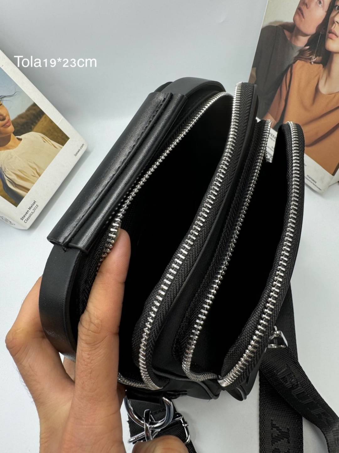 BURBERRY MESSENGER BAG กระเป๋าทรงแมสเซ็นเจอร์สีดำคลาสสิค ขนาดกำลังดี ดีไซน์ใหม่ล่าสุด!! แบ่งช่องซิปใช้งานง่าย มีหูจับในตัว สายสะพายยาวถอดได้ สาวๆซื้อให้แฟนต้องเป็นปลื้มแน่นอน หรือใครมองหาของขวัญช่วงสิ้นปี ใบนี้ตอบโจทย์ถูกใจคนรับแน่นอนจ้า