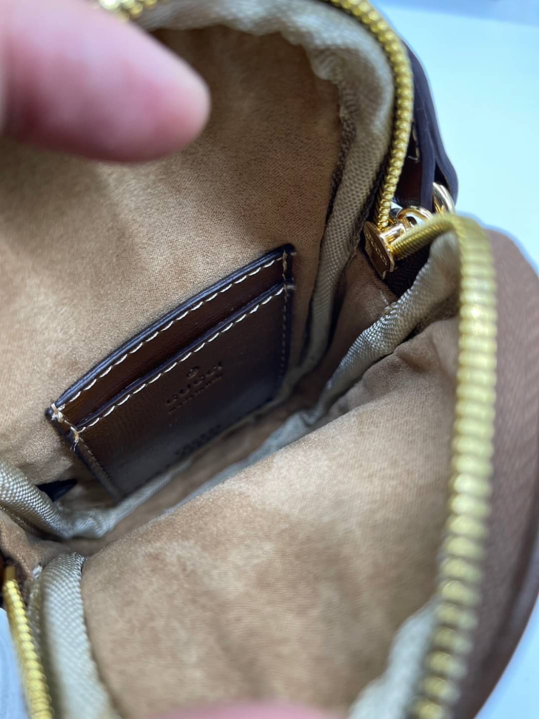 GUCCI Mini bag with Interlocking G / Gucci phone bag เกรดออริจินอล กระเป๋ามินิรังสรรค์จากผ้าแคนวาส Supreme ลายโมโนแกรมของแบรนด์สีเบจและสีน้ำตาลอีโบนี สัญลักษณ์ GG สไตล์นี้มอบความรู้สึกร่วมสมัยพร้อมกระเป๋าใส่ Apple AirPods ที่สามารถถอดออกได้