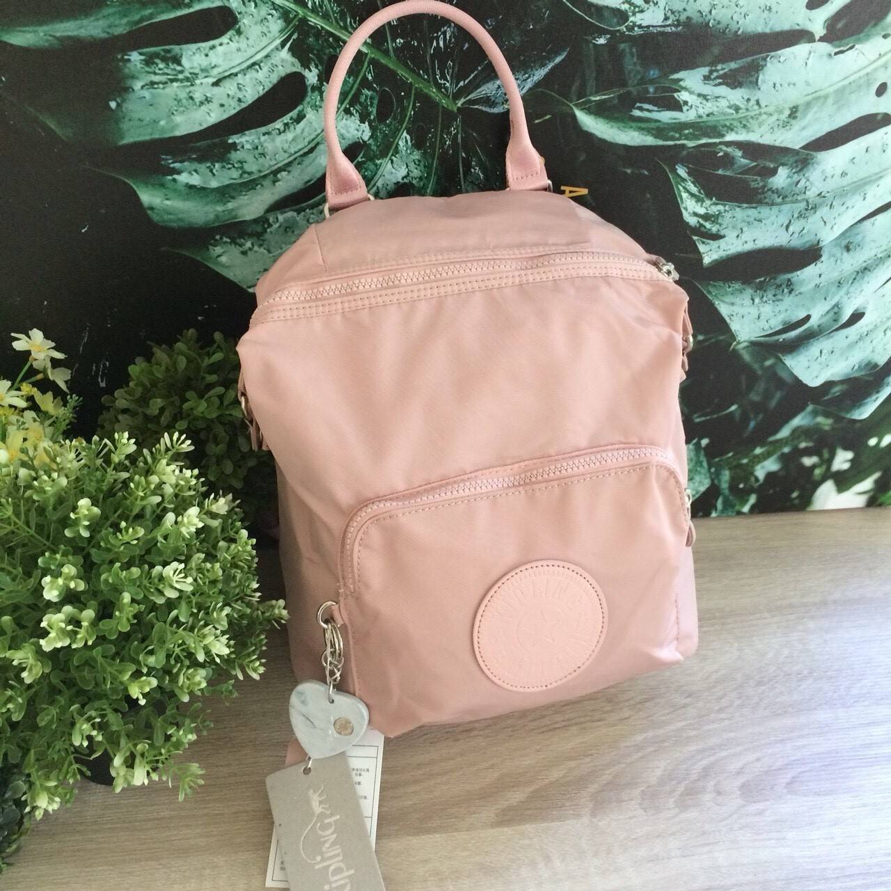 kipling mini bagpack กระเป๋าเป้ขนาดกลางกำลังดี วัสดุไนลอนกันน้ำ ปานกลาง ด้านหน้ามีช่องเล็ก โลโก้แบรนด์ มาพร้อมพวงกุญแจ ลายหินอ่อนรูปหัวใจ ช่องใหญ่เปิดปิดด้วยซิปบน ภายใน แบ่งช่องเป็นสัดส่วน มีช่องเล็ก และช่องซิปค่ะ