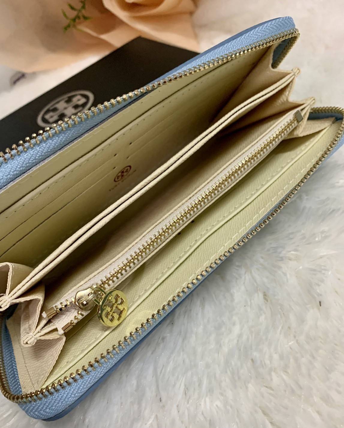 กระเป๋าสตางค์ใบยาว TORY BURCH : Monogram Pattern วัสดุหนังแกะสังเคราะห์ลงเคลือบเพิ่มความเงาอีกชั้น อะไหล่สีทอง **แบบซิปรอบ เปิด - ปิด กระเป๋าด้วยซิปรอบ ด้านในแบ่งออกเป็น 3 Patation ตรงกลางเป็นซิปยาว มีช่องใส่บัตรได้ 8 ใบ หนังเงาสวย จับถนัดมือ พร้อมส่งให้ส