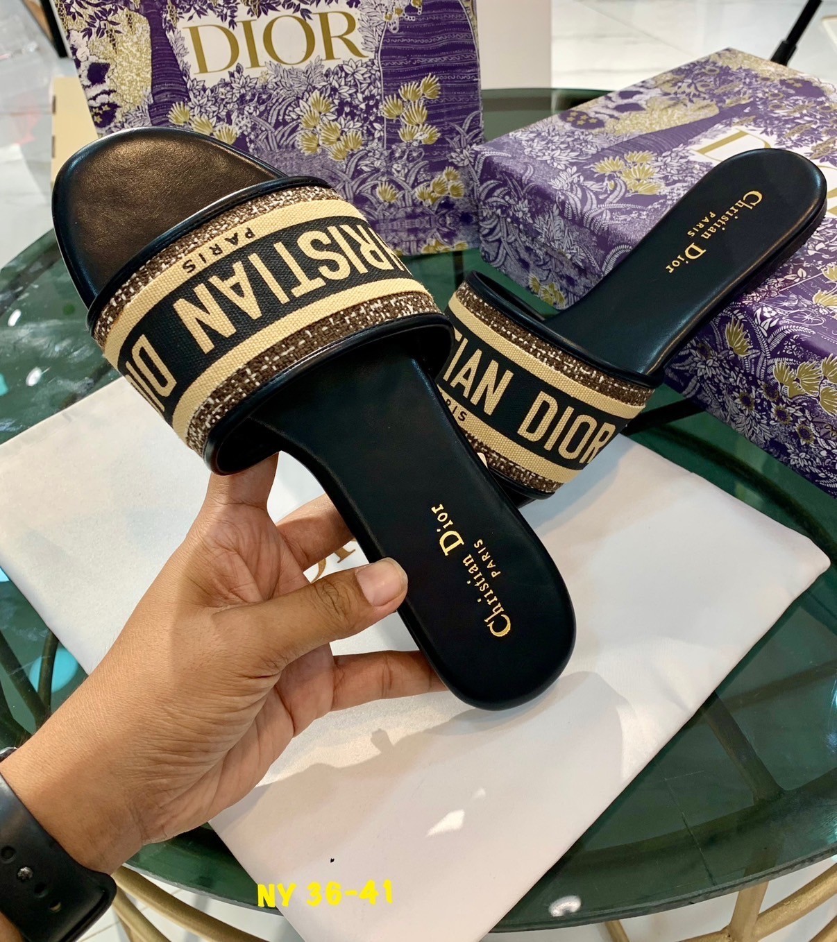 พร้อมส่ง Dior Sandals รองเท้าแตะดิออ งานคัดเกรดคุณภาพทอละเอียด ปั้มแบรนด์ พื้นยางกันลื่นอย่างดี กระชับเท้า ใส่สบายเดินได้นาน ไม่เจ็บไม่บีบเท้า สวยเกินราคา ภาพถ่ายจากงานจริง สวยตรงปกค่ะ