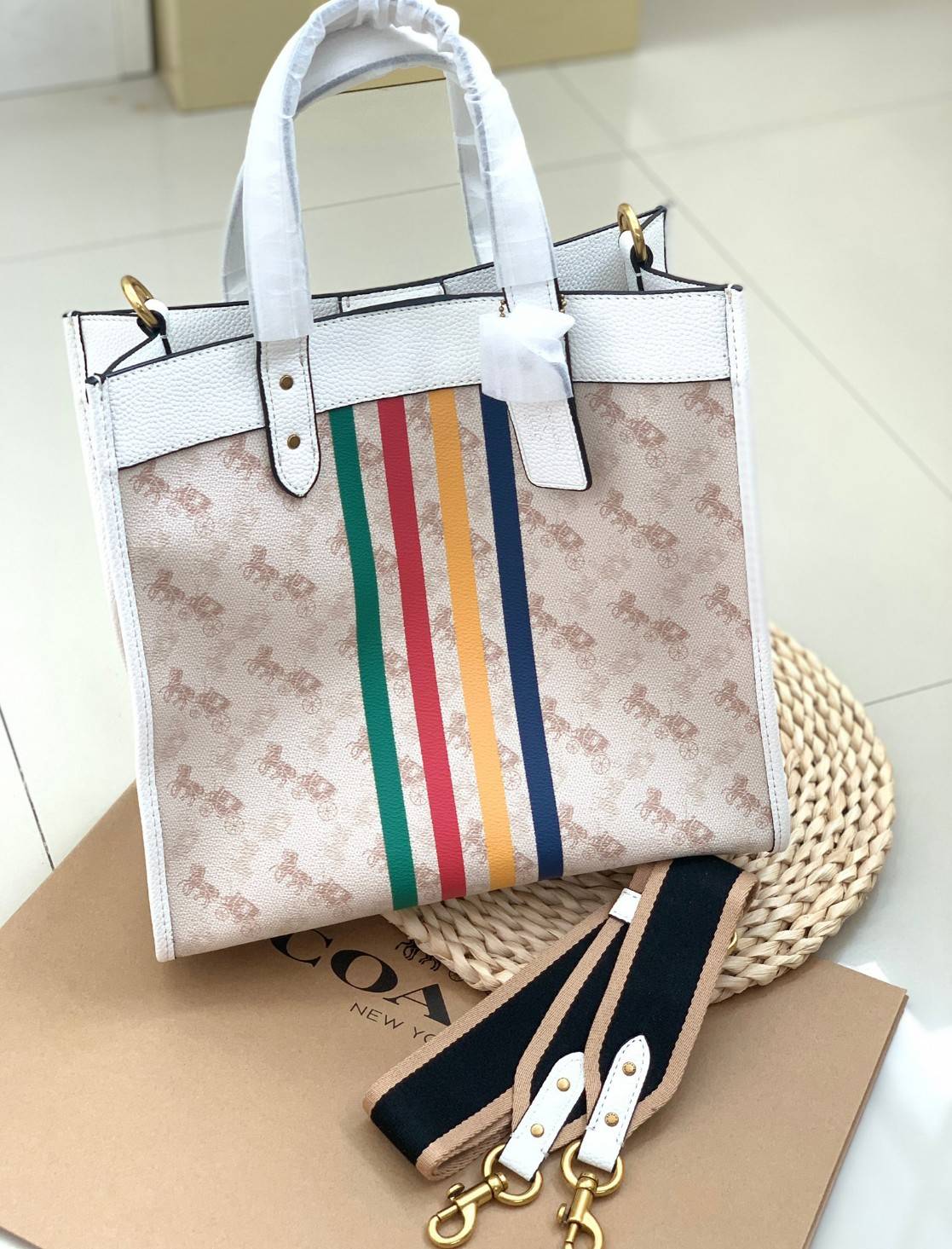 ของแท้ 💯% Limited Edition HBC🌈 Coach field 30 tote shoulderbag handbag ((2791)) พร้อมส่งที่ไทย! กระเป๋าทรงTote หนังแท้อย่างดี นิ่มมือค่ะ 🔺จุดเด่นคือตัวกระเป๋าปริ้นท์ลายรถม้าทั้งใบ+แทบสีตรงกลางตัดกับกระเป๋าได้สวยงามมากๆค่ะ