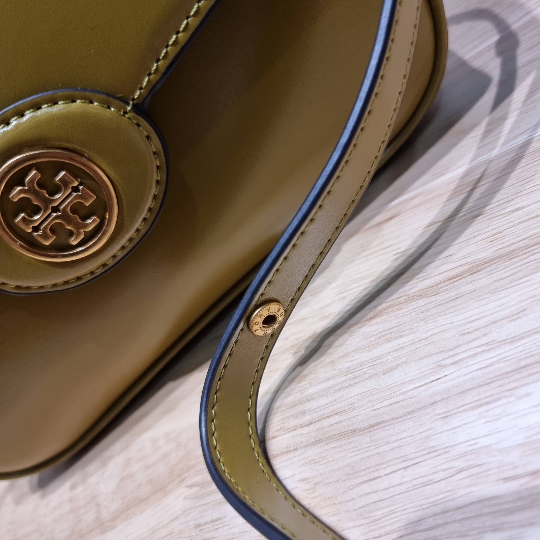 TORY BURCH ROBINSON SPAZZOLATO CONVERTIBLE SHOULDER BAG คอลเลคชั่นใหม่ สวยก่อนใคร ในราคาสุดคุ้ม! กับกระเป๋าสะพายไหล่ ดีไซน์สุดหรู หนังแก้วเงาสวยคม สีผู้ดี รูปทรงใช้งานได้ทุกลุค