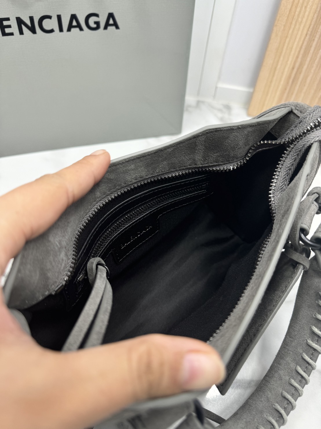 ORI หนังแท้ | Balenciaga Le City suede bag กระเป๋าถือ/สะพายข้างดีไซน์โดดเด่นสวยเท่ล้ำสมัย ใหม่ล่าสุดงานหนังกลับที่สุดแห่งความไอคอนิกไม่เหมือนใคร มีกิมมิคและลูกเล่นแพรวพราว