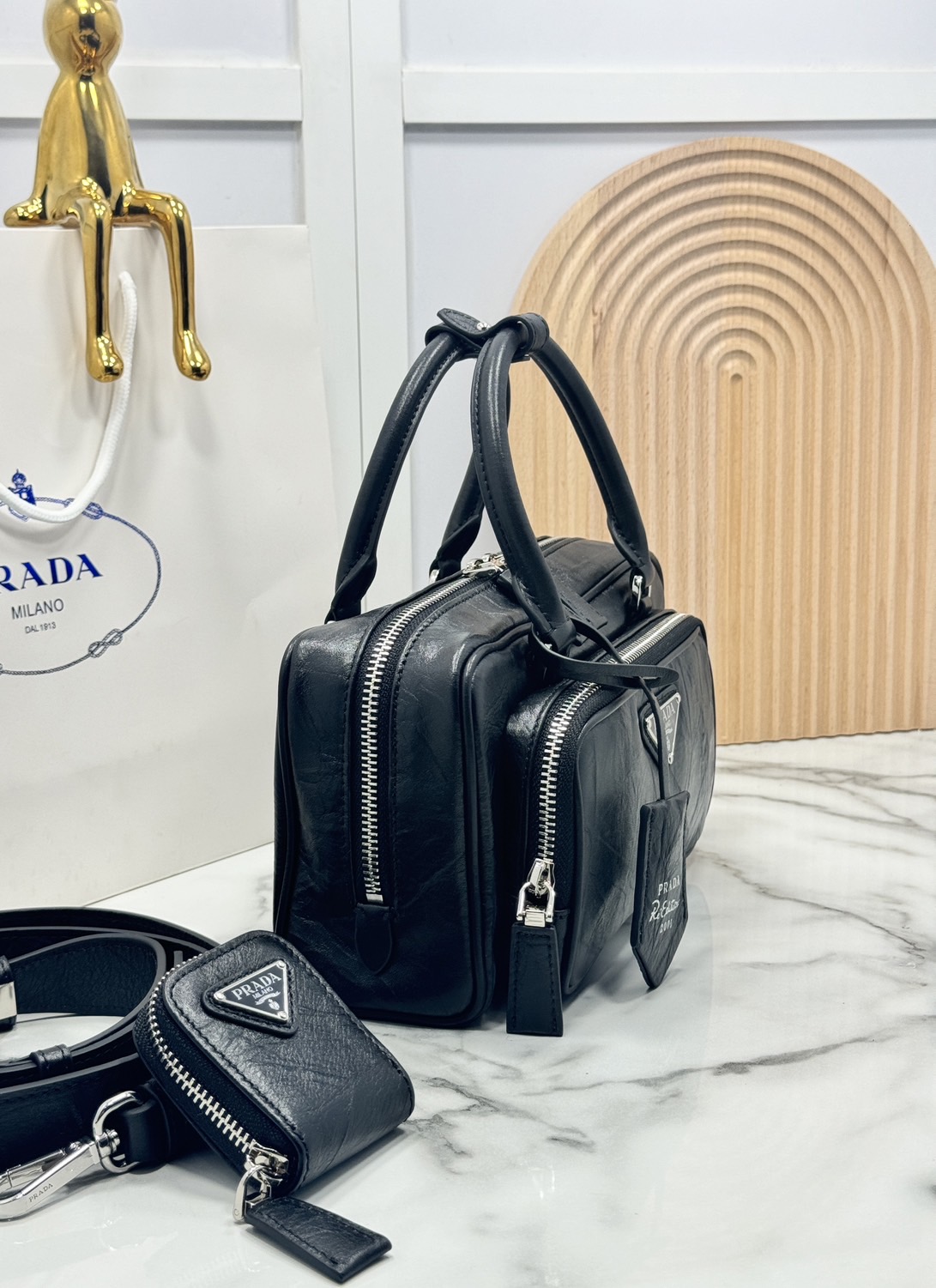 ORI หนังแท้ | Prada Antique nappa leather multi-pocket top-handle bag กระเป๋าสะพายทรง keepall มีช่องซิปด้านหน้าพร้อมหูจับ งานหนังยับดีไซน์เอฟเฟกต์เท็กซ์เจอร์ที่มีเสน่ห์สไตล์วินเทจ พร้อมทริกห้อยเพิ่มสไตล์สัมผัสที่โดดเด่นและร่วมสมัยยิ่งขึ้น