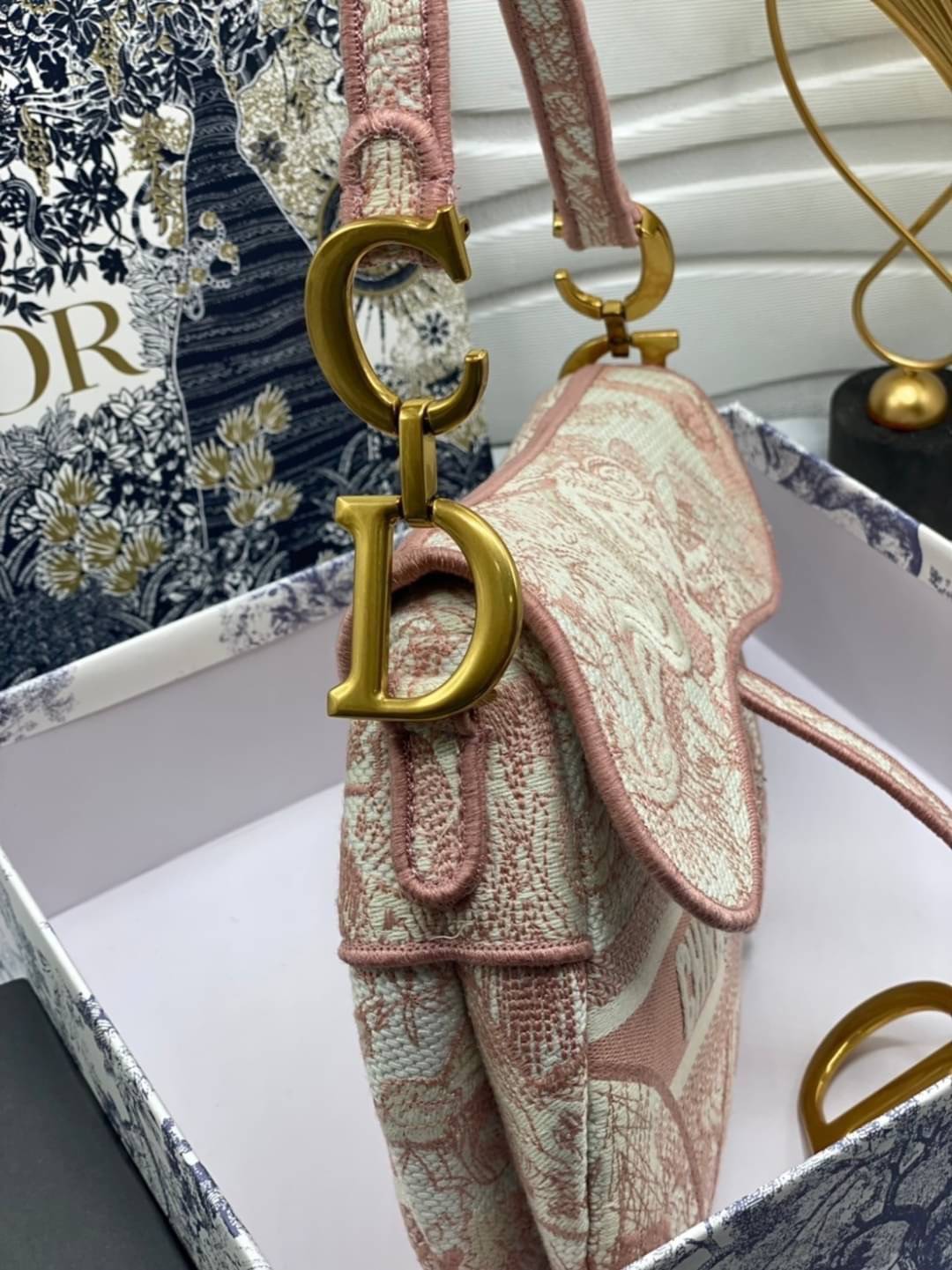 หนังแท้ DIOR SADDLE BAG Toile de Jouy Embroidery กระเป๋ารุ่นยอดนิยมตามแบบฉบับแบรนด์ พร้อมส่งที่ไทย เกรดออริจินอลหนังแท้ ภาพสินค้าถ่ายจากงานขายจริง ใช้งานต่างประเทศได้ค่ะ