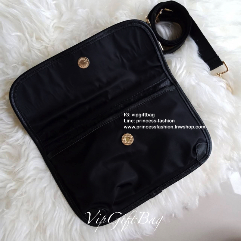 Prada Bag ทรงใหม่มีไว้ไม่ซ้ำใครแน่นอนคะ จะสะพายข้าง หรือ คาดอกก็ได้คะ วัสดุทำจากผ้าNylon กันน้ำ ตัวอะไหล่สีเงิน ขนาดกำลังดี ใส่ของได้เยอะคะ มือถือ กระเป๋าตังใส่ได้ สบายๆคะ ด้านหน้าและด้านหลังมีช่องซิปแยกให้อีกคะ ใช้ได้ทั้งผู้ชายผู้หญิงเลยคะ ด้านข้างกระเป๋