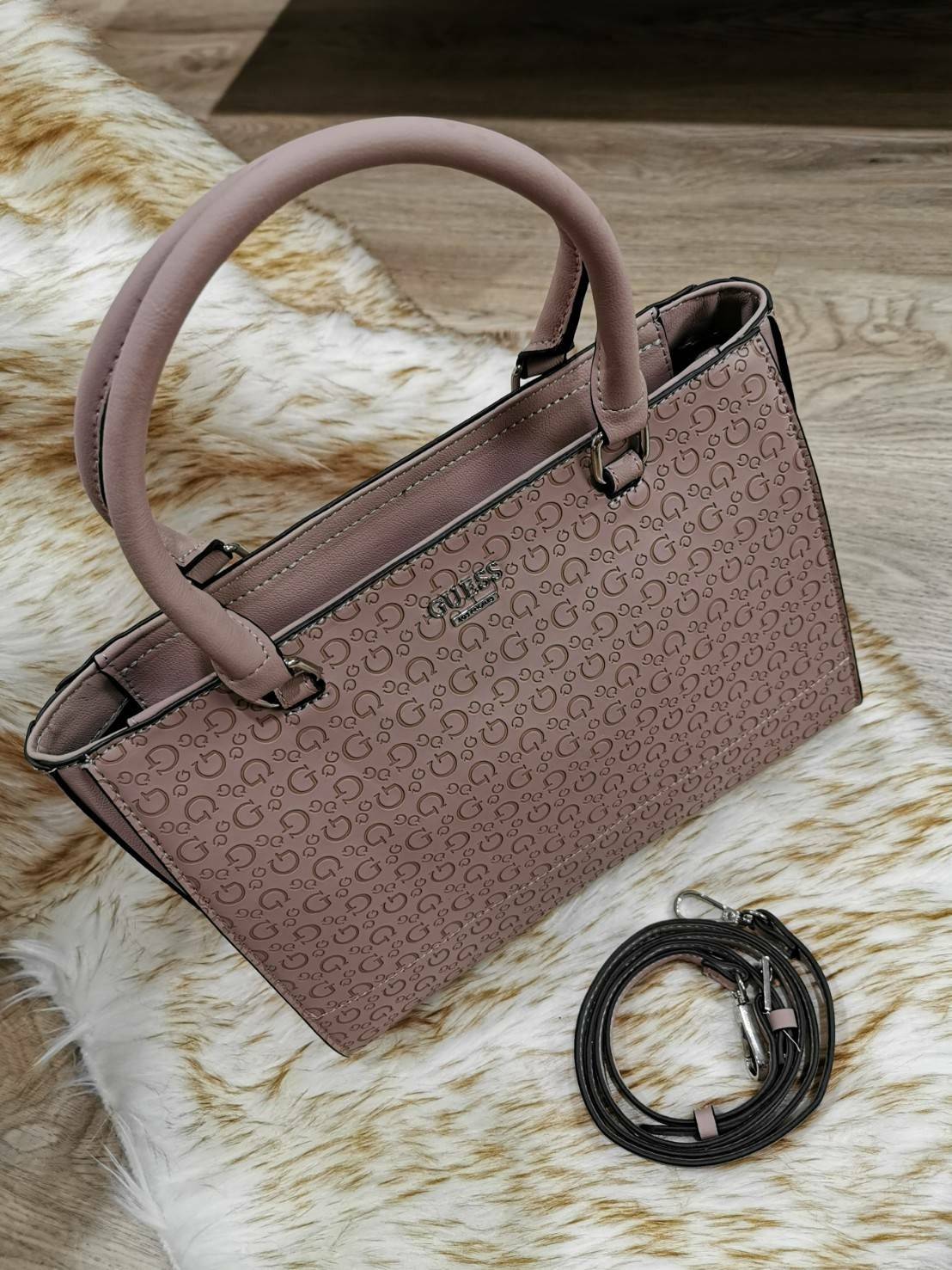 GUESS SINGNATURE SHOPPER BAG กระเป๋าถือหรือสะพายรุ่นล่าสุดจาก GUESS FACTORY หนังสวยอยู่ทรงปั้มลาย Singnature Brand รอบใบ ด้านหน้าประดับโลโก้แบรนด์ หูหิ้วเเข็งเเรงพับลงได้ เปิดปิดด้วยซิปสะดวกใช้ ขนาดกำลังดี ภายในมีช่องซิปและช่องใส่ของ กว้างและจุ น้ำหนักเบา