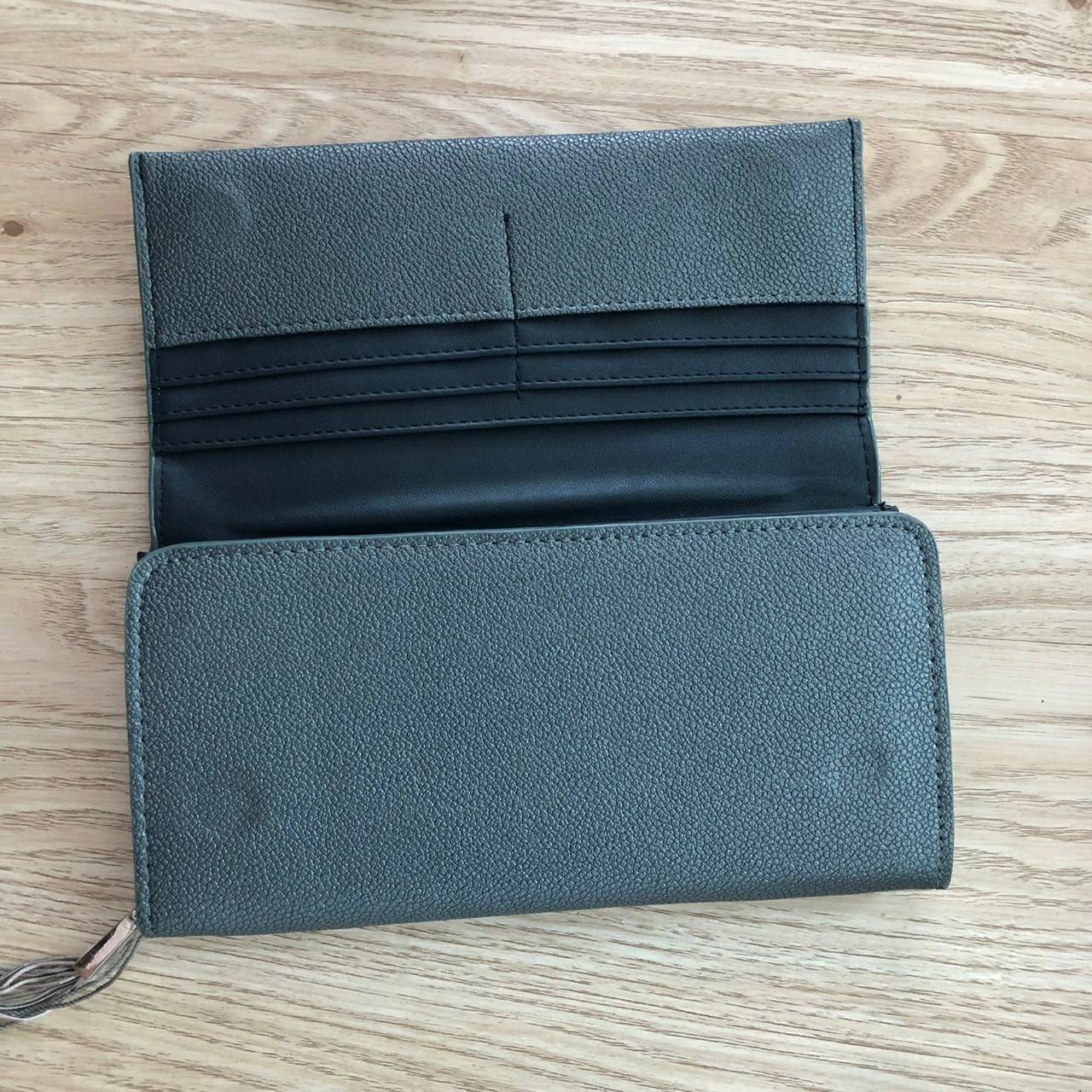 Charles & Keith Basic Long Wallet กระเป๋าสตางค์ใบยาว ตกแต่งด้วยพู่ เปิด – ปิดกระเป๋าด้วยเเม่เหล็กแบบซ่อน ภายในมีช่องใส่บัตร ช่องซิปใส่เหรียญ และช่องใส่ธนบัตร ใส่ iPhone Plus ได้ค่ะ ด้านหลังมีช่อง 1 ช่อง