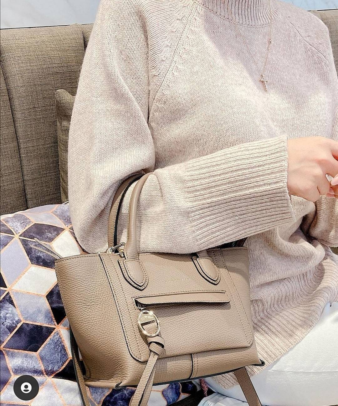 ของแท้ 💯% LONGCHAMP MINI MAILBOX TOP HANDLE BAG กระเป๋าถือ/Crossbody รุ่นหายาก!! รุ่นใหม่ล่าสุด ดีไซน์ด้วยเส้นด้ายที่ดูโฉบเฉี่ยว และ รูปทรงสี่เหลี่ยมคางหมู ทรงสวยโดดเด่น