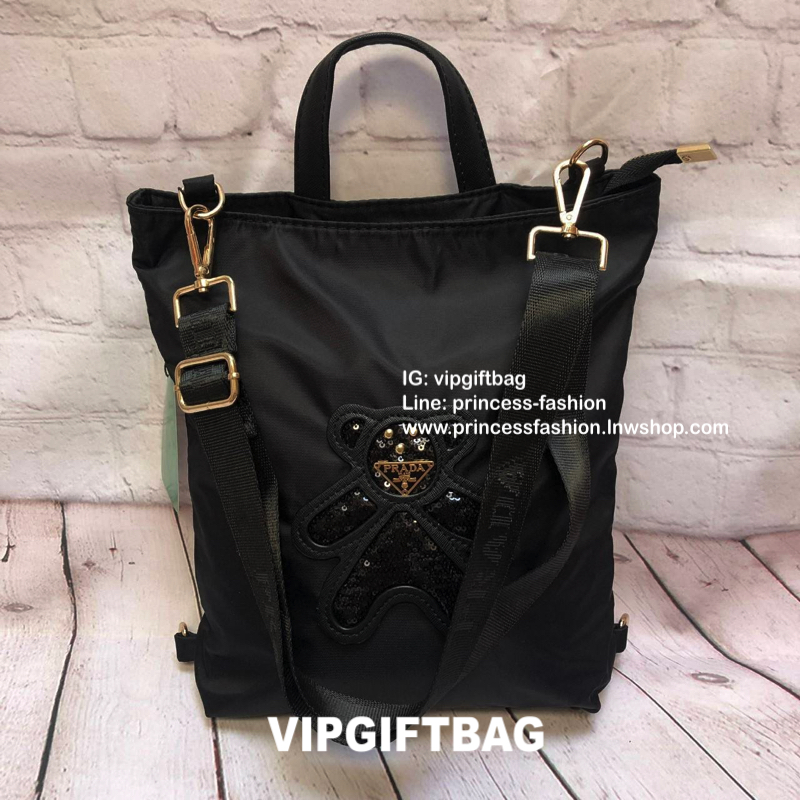 กระเป๋าสะพาย ทรง TOTE จากแบรนด์ PRADA มาค่า ตัวกระเป๋าเป็น nylon ทั้งใบ สะพายเป็น shoulder bag หรือถือได้ค่ะหรือสะพายเป็นเป้ก้ยังได้ ด้านหน้าเป็นลายหมี ปักกลิ้ตเตอร์ + logo brand ใช้แล้วสวยมากๆ อะไหล่ทองหรูมาก จุของคุ้ม ใส่หนังสือหรือของจุกจิกก็ไ้ด้หมด สว