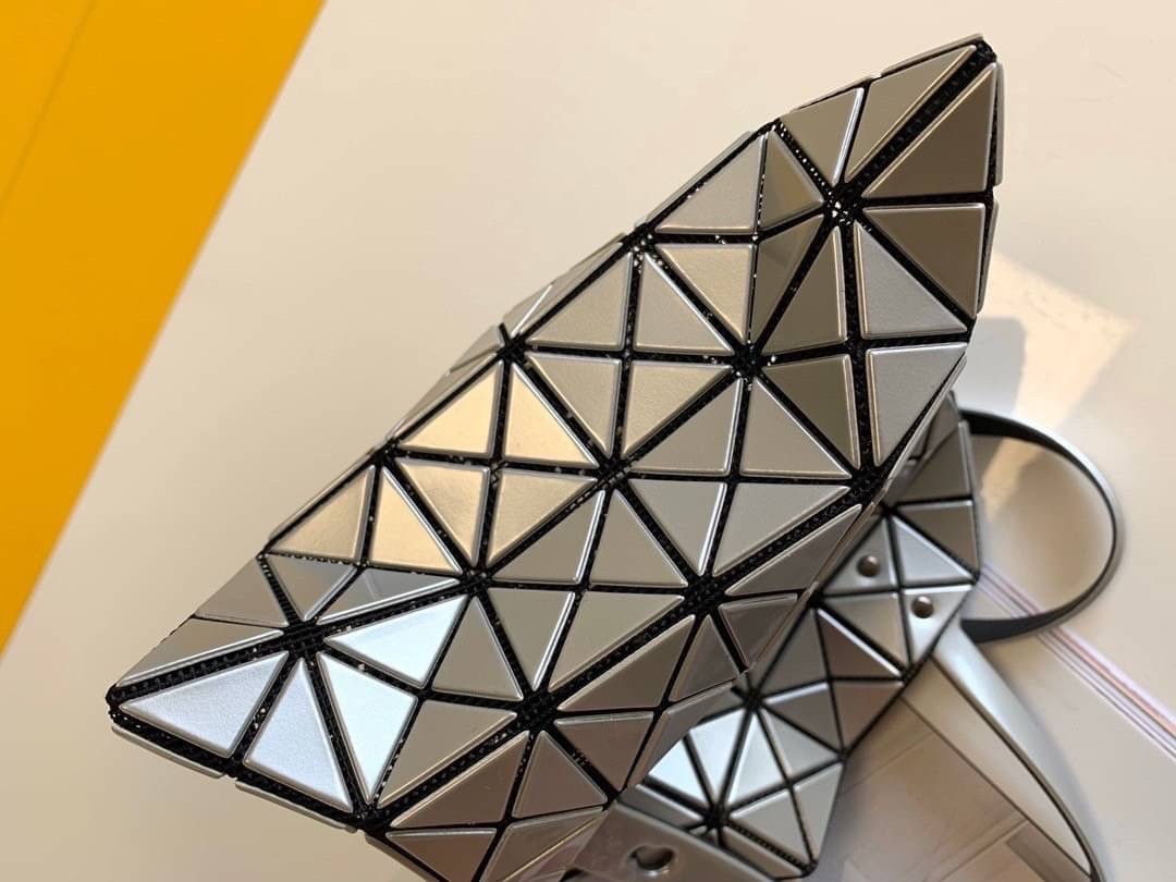 BAOBAO ISSEY MIYAKE 6x6 BLOCK TOTE BAG กระเป๋าถือทรง shopping โท้ท ลายตาราง บล็อคสี่เหลี่ยมสามเหลี่ยม ภาพสินค้าถ่ายจากงานขายจริง ใช้งานต่างประเทศได้ค่ะ