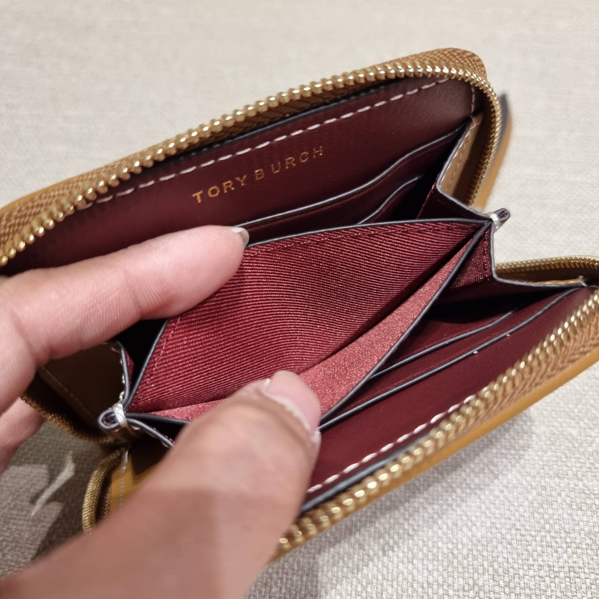 TORY BURCH T MONOGRAM ZIP COIN CASE จัดไปเลยจ้า กับกระเป๋าสตางค์รับทรัพย์ ใบสั้น สวยหรู ขนาดเหมาะมือ ถือแล้วขับผิว วัสดุผ้า jacquard ตัดสลับหนังแท้ รูดเปิด-ปิดด้วยซิป ภายในมีช่องใส่บัตร ใบนี้ใส่เหรียญ ใส่ธนบัตรได้ (พับ) พกพาได้สะดวก ไม่กินพื้นที่กระเป๋าใบ