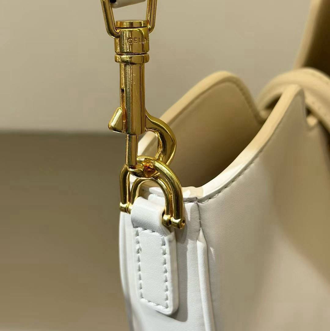 ORI หนังแท้ | CELINE CAMILLE 16 SOFT BAG IN SMOOTH กระเป๋าทรงโฮโบที่ตัวแม่ตัวมัมใช้กันเยอะสุดๆ ด้วยรูปทรงยอดนิยม สะดวกใช้ด้วยอะไหล่บิดล็อค สีทองสวยโดดเด่น